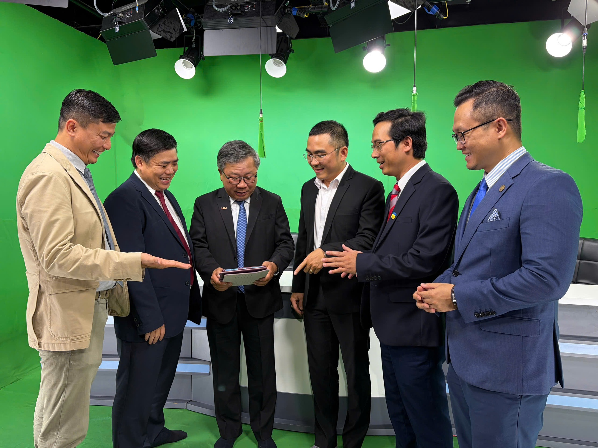 Rộng cửa x&eacute;t tuyển v&agrave;o khối ng&agrave;nh kinh tế, ng&acirc;n h&agrave;ng, luật - Ảnh 1.