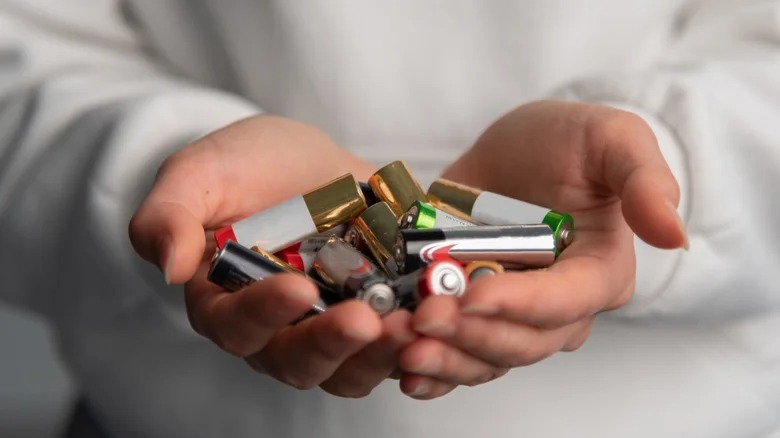 Sự thật về pin AA rò rỉ và Cách bảo quản hiệu quả năm 2026 - Ảnh 1.