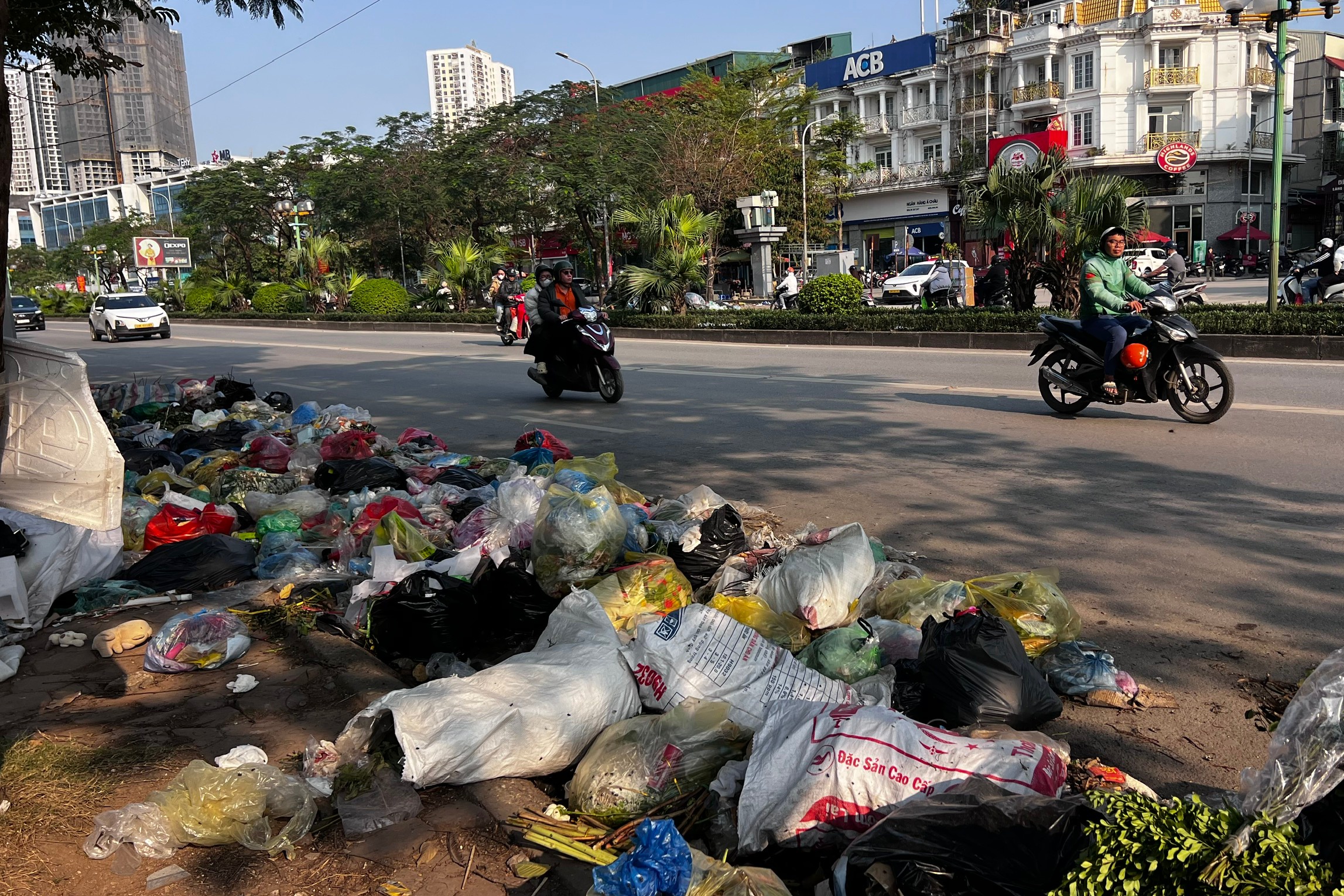 Đường Tố Hữu - Nguyễn Thanh B&igrave;nh ở H&agrave; Nội &ocirc; nhiễm r&aacute;c thải nghi&ecirc;m trọng năm 2026 - Ảnh 10.