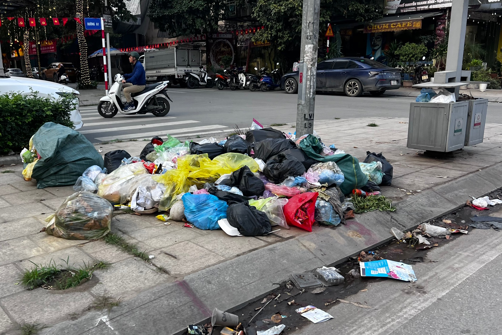 Đường Tố Hữu - Nguyễn Thanh B&igrave;nh ở H&agrave; Nội &ocirc; nhiễm r&aacute;c thải nghi&ecirc;m trọng năm 2026 - Ảnh 3.