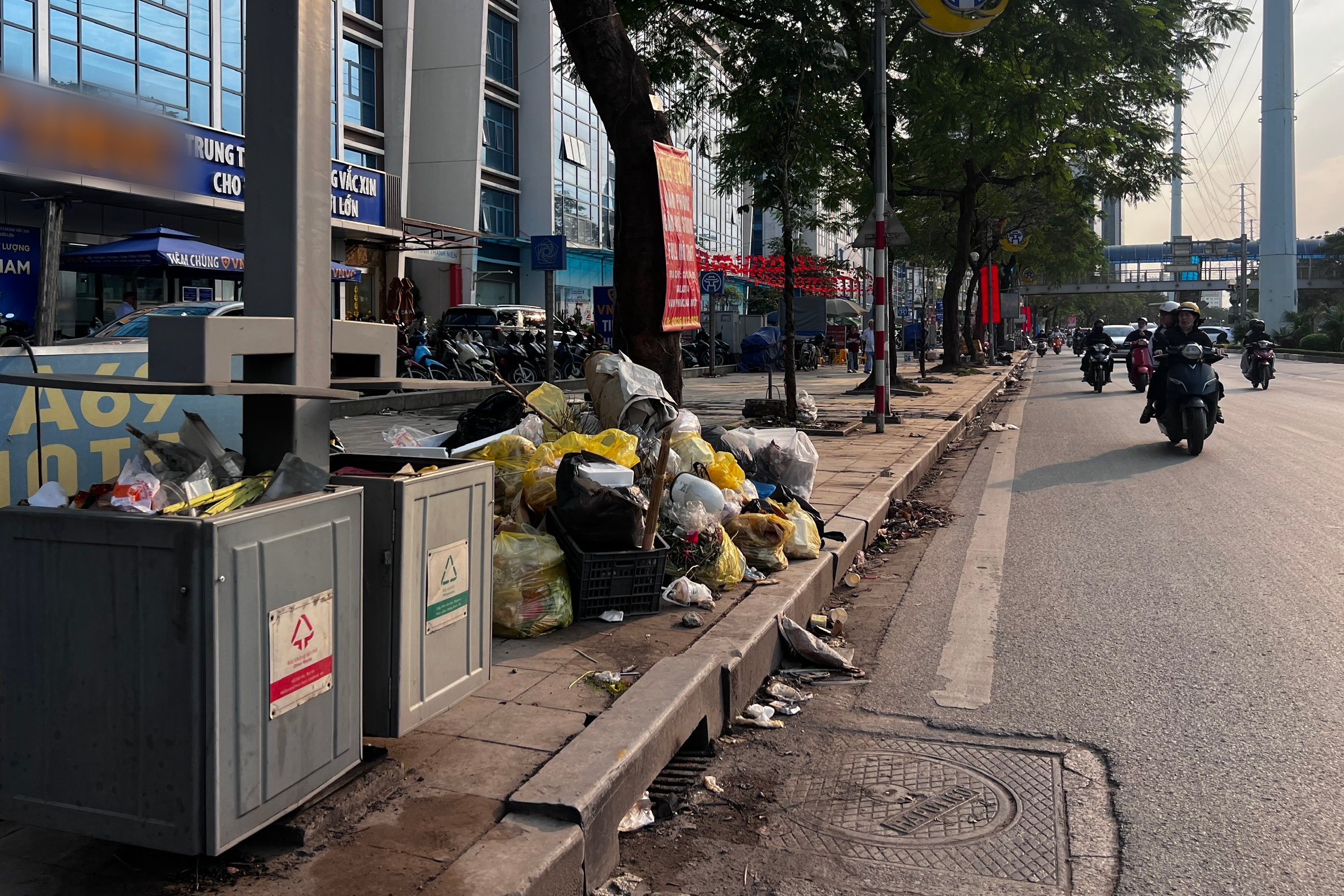 Đường Tố Hữu - Nguyễn Thanh B&igrave;nh ở H&agrave; Nội &ocirc; nhiễm r&aacute;c thải nghi&ecirc;m trọng năm 2026 - Ảnh 2.