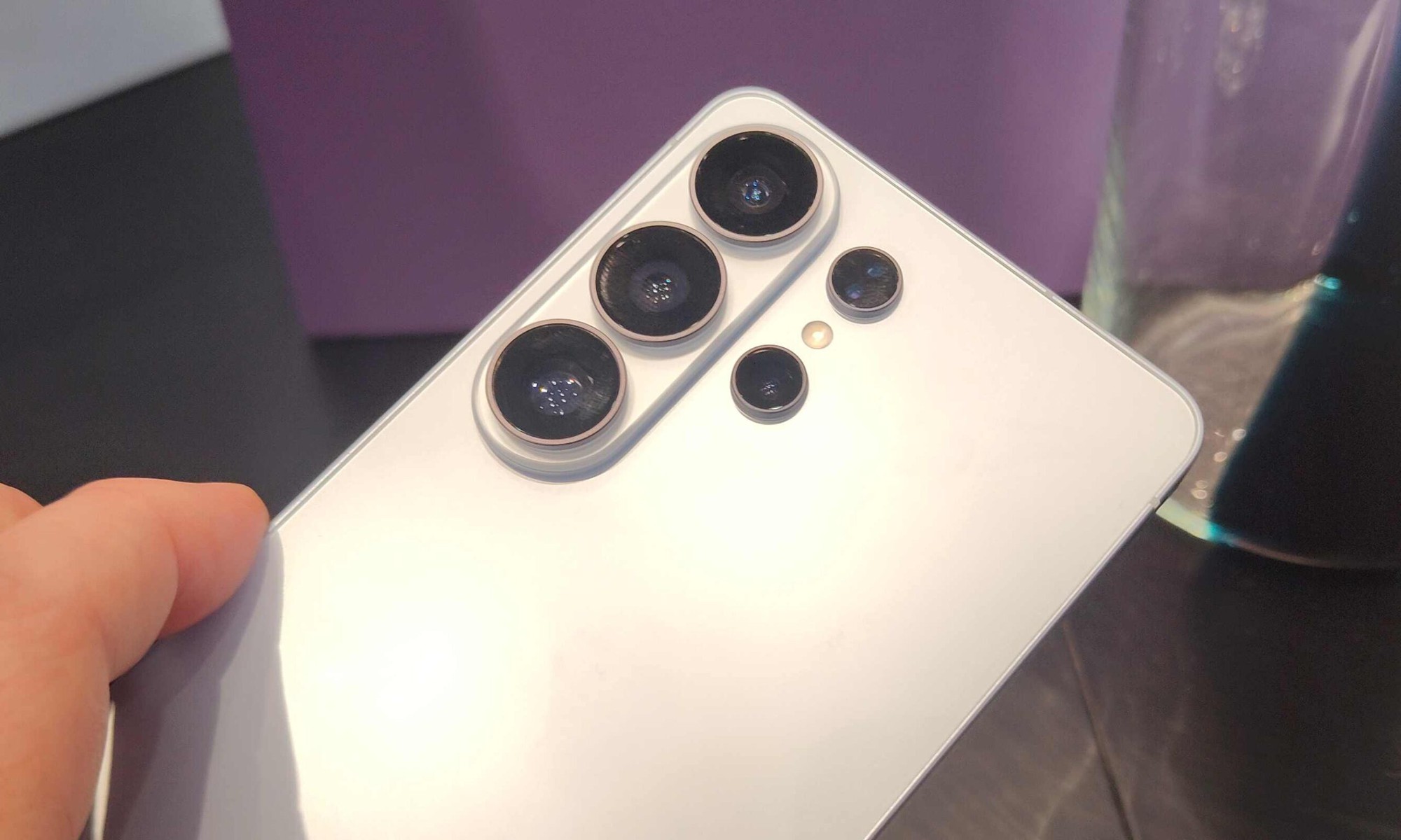 Người dùng Galaxy S25 Ultra nhận tính năng khẩu độ ảo độc quyền từ Galaxy S26 - Ảnh 1.