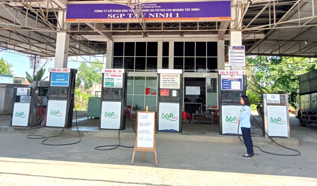 Quản lý thị trường Tây Ninh thông tin về nguyên nhân nhiều cây xăng đóng cửa - Ảnh 1.