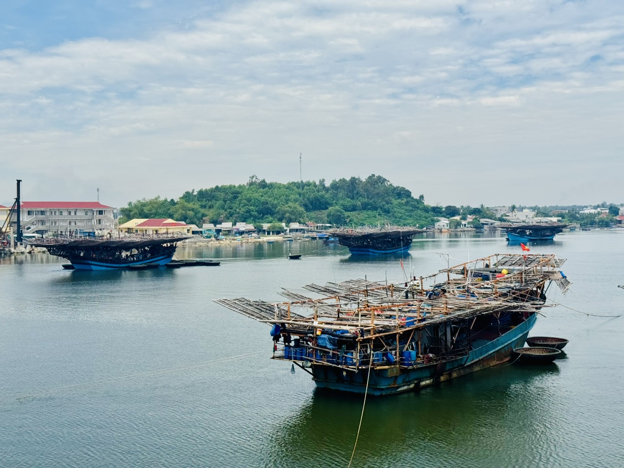 Tàu hỏng máy giữa biển, 36 ngư dân Quảng Ngãi được tàu hải quân ra cứu- Ảnh 2.