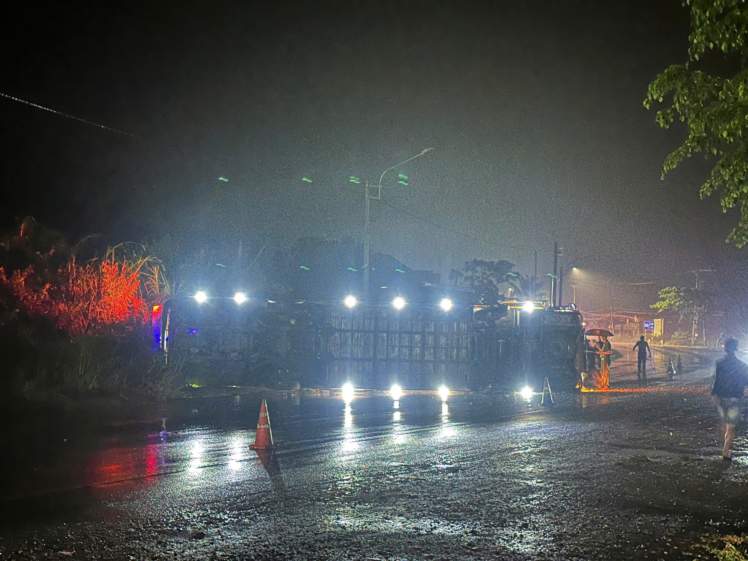 Xe giường nằm chở nhiều khách lật trên quốc lộ 19 trong đêm mưa- Ảnh 1.