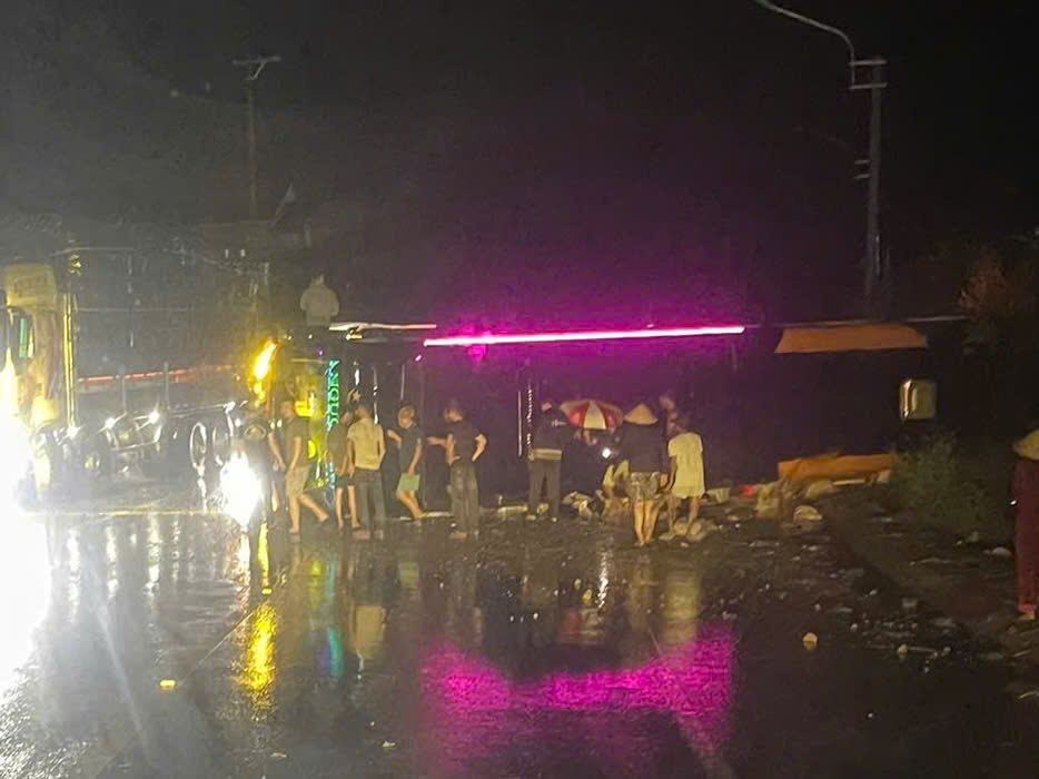 Xe giường nằm chở nhiều khách lật trên quốc lộ 19 trong đêm mưa- Ảnh 2.