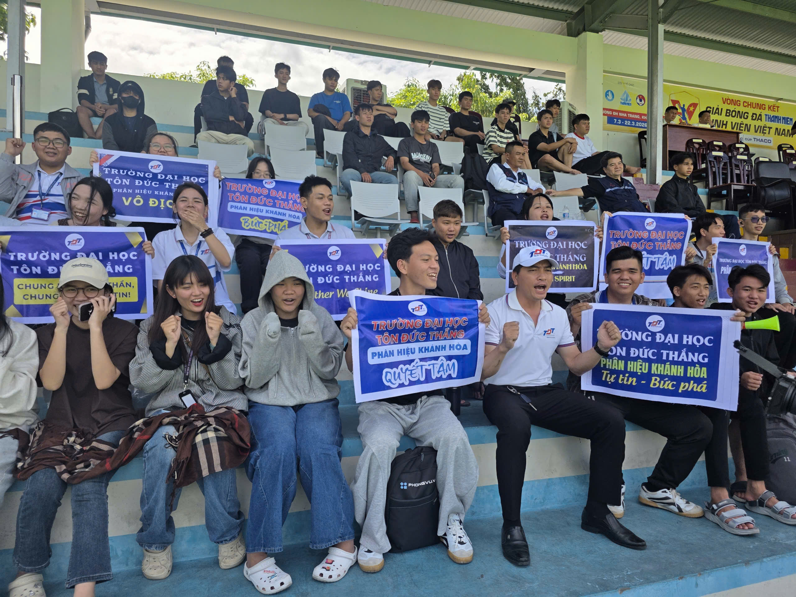 TNSV THACO cup 2026: Kh&aacute;n đ&agrave;i SVĐ Trường ĐH Nha Trang chật k&iacute;n kh&aacute;n giả- Ảnh 4.
