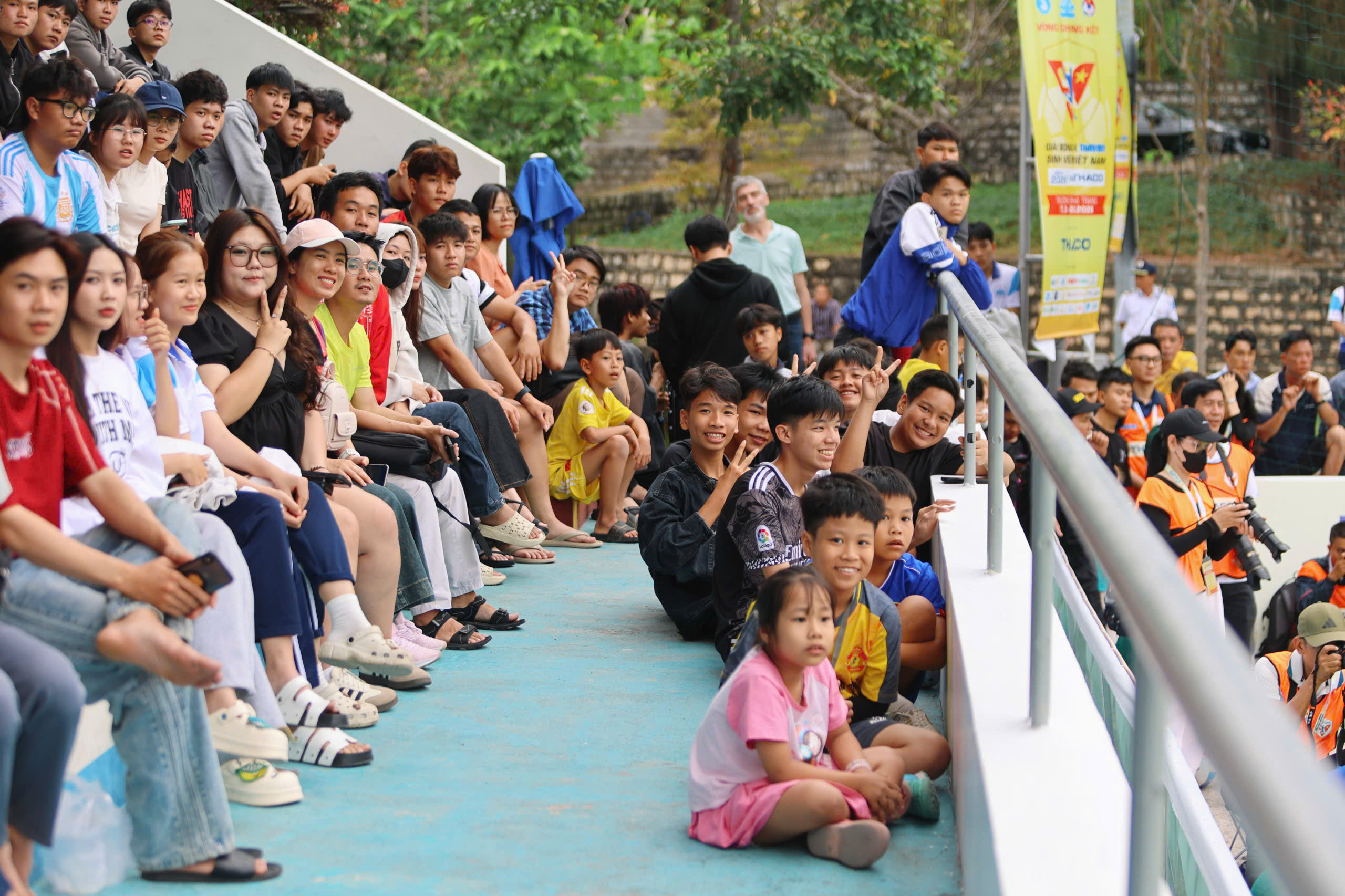 TNSV THACO cup 2026: Kh&aacute;n đ&agrave;i SVĐ Trường ĐH Nha Trang chật k&iacute;n kh&aacute;n giả- Ảnh 9.