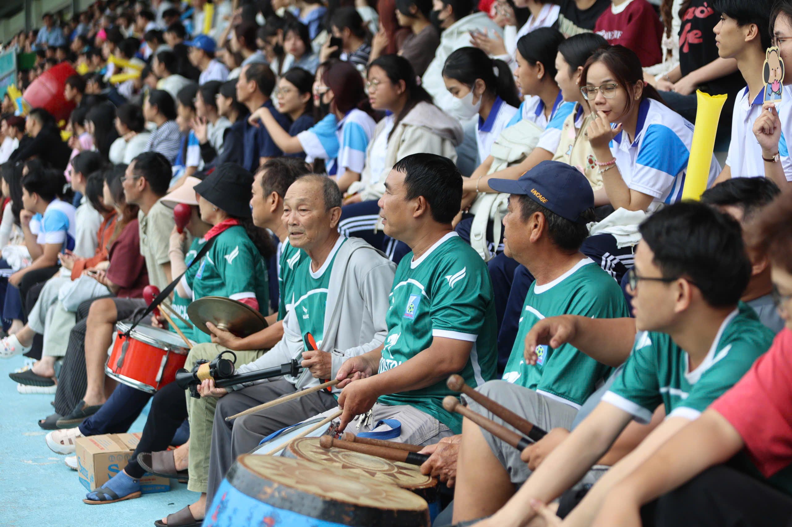TNSV THACO cup 2026: Kh&aacute;n đ&agrave;i SVĐ Trường ĐH Nha Trang chật k&iacute;n kh&aacute;n giả- Ảnh 7.