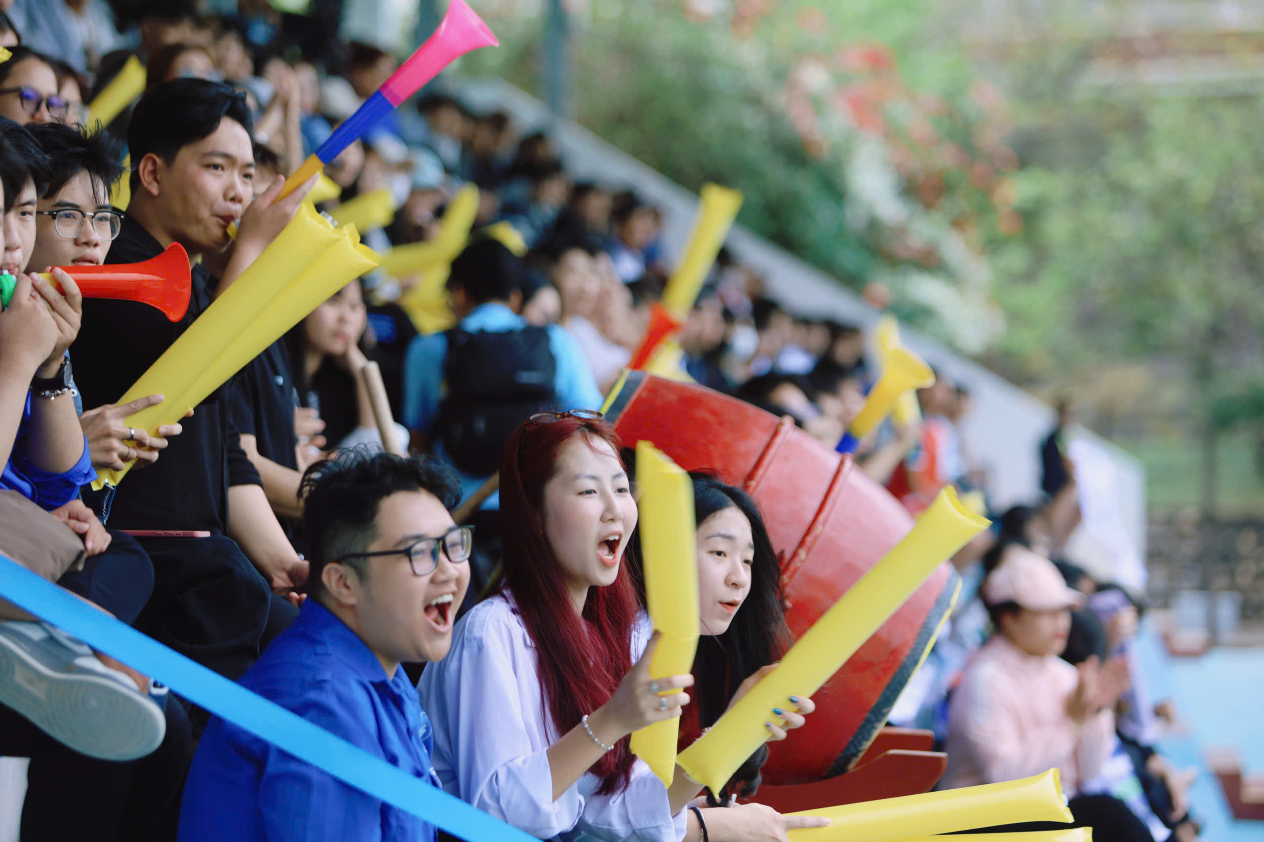 TNSV THACO cup 2026: Kh&aacute;n đ&agrave;i SVĐ Trường ĐH Nha Trang chật k&iacute;n kh&aacute;n giả- Ảnh 2.