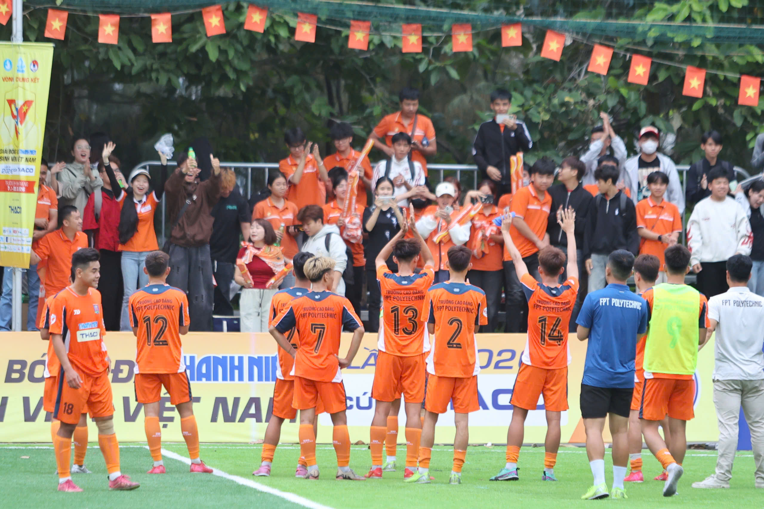 TNSV THACO cup 2026: Kh&aacute;n đ&agrave;i SVĐ Trường ĐH Nha Trang chật k&iacute;n kh&aacute;n giả- Ảnh 8.