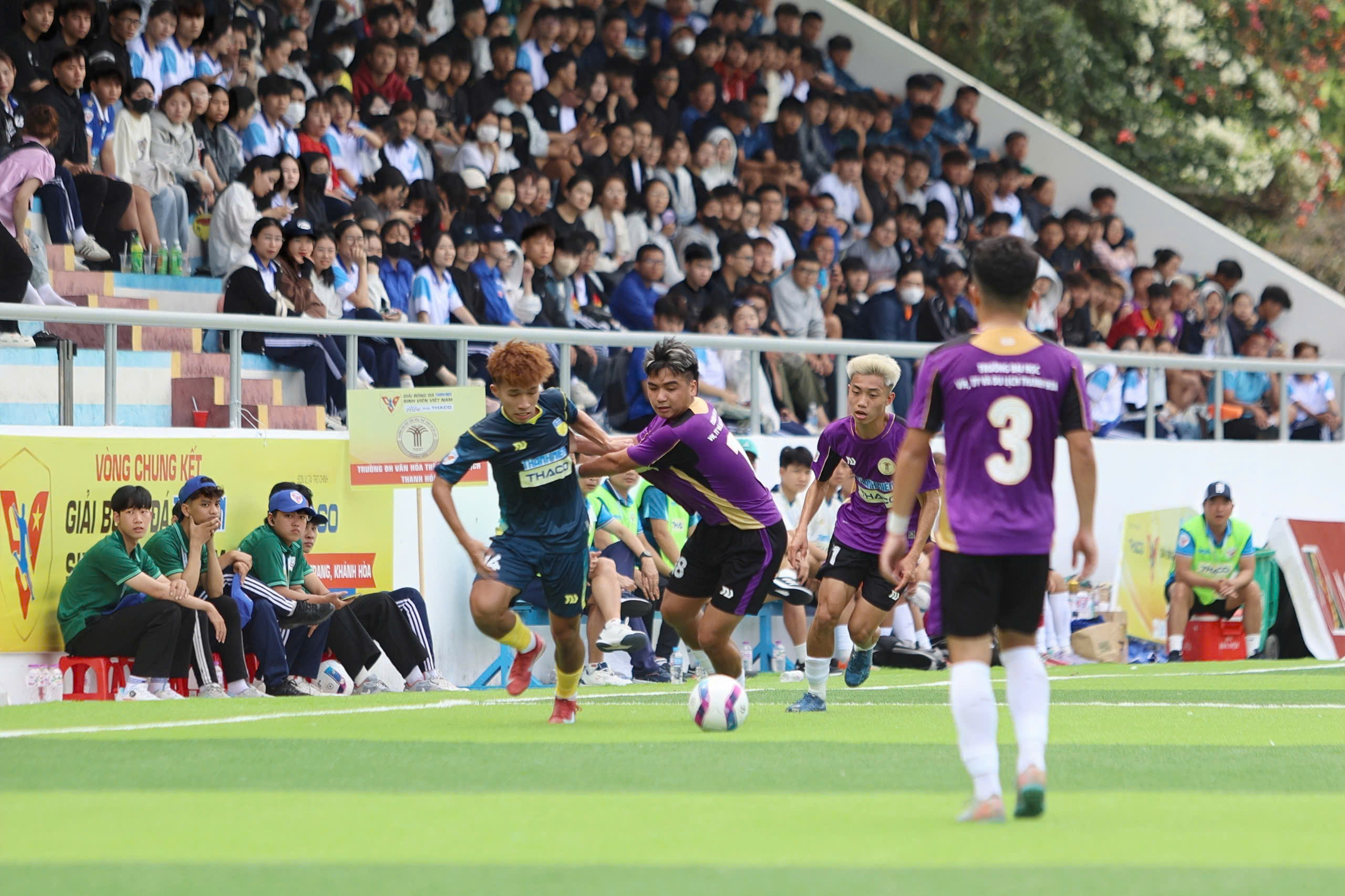 TNSV THACO cup 2026: Kh&aacute;n đ&agrave;i SVĐ Trường ĐH Nha Trang chật k&iacute;n kh&aacute;n giả- Ảnh 3.