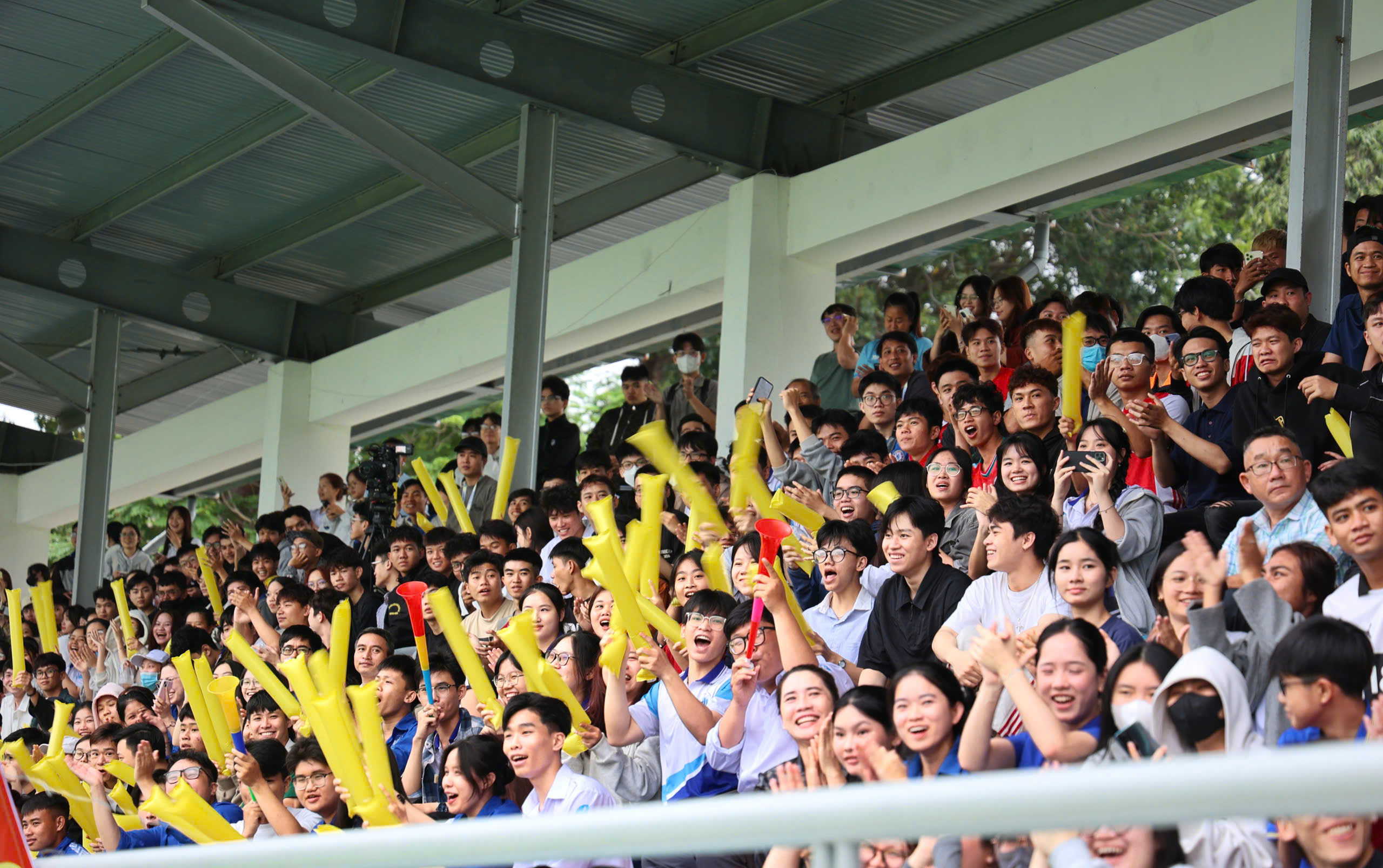 TNSV THACO cup 2026: Kh&aacute;n đ&agrave;i SVĐ Trường ĐH Nha Trang chật k&iacute;n kh&aacute;n giả- Ảnh 1.