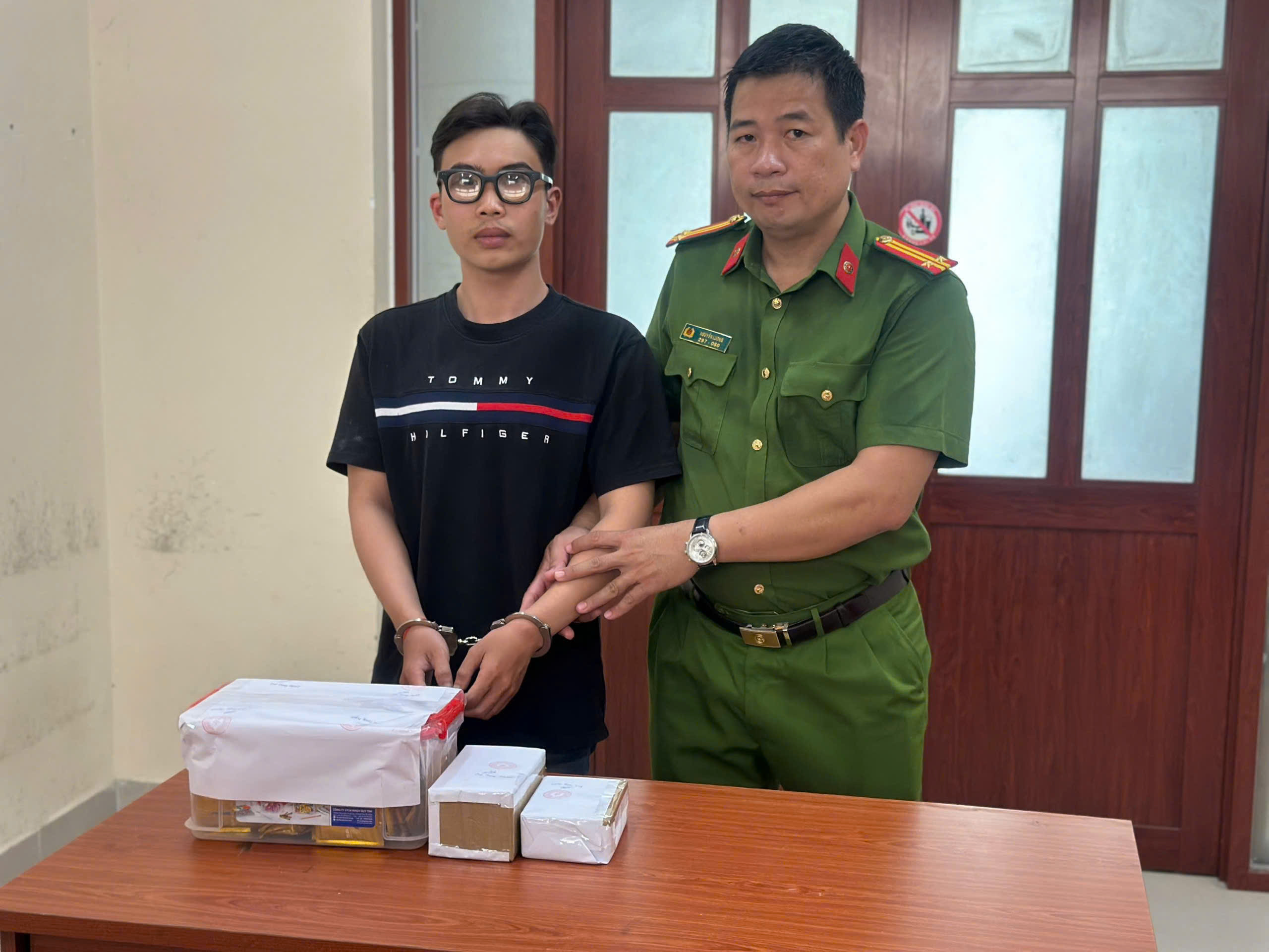 TP.HCM: Triệt phá đường dây vận chuyển ma túy từ biên giới Campuchia về tiêu thụ- Ảnh 4.