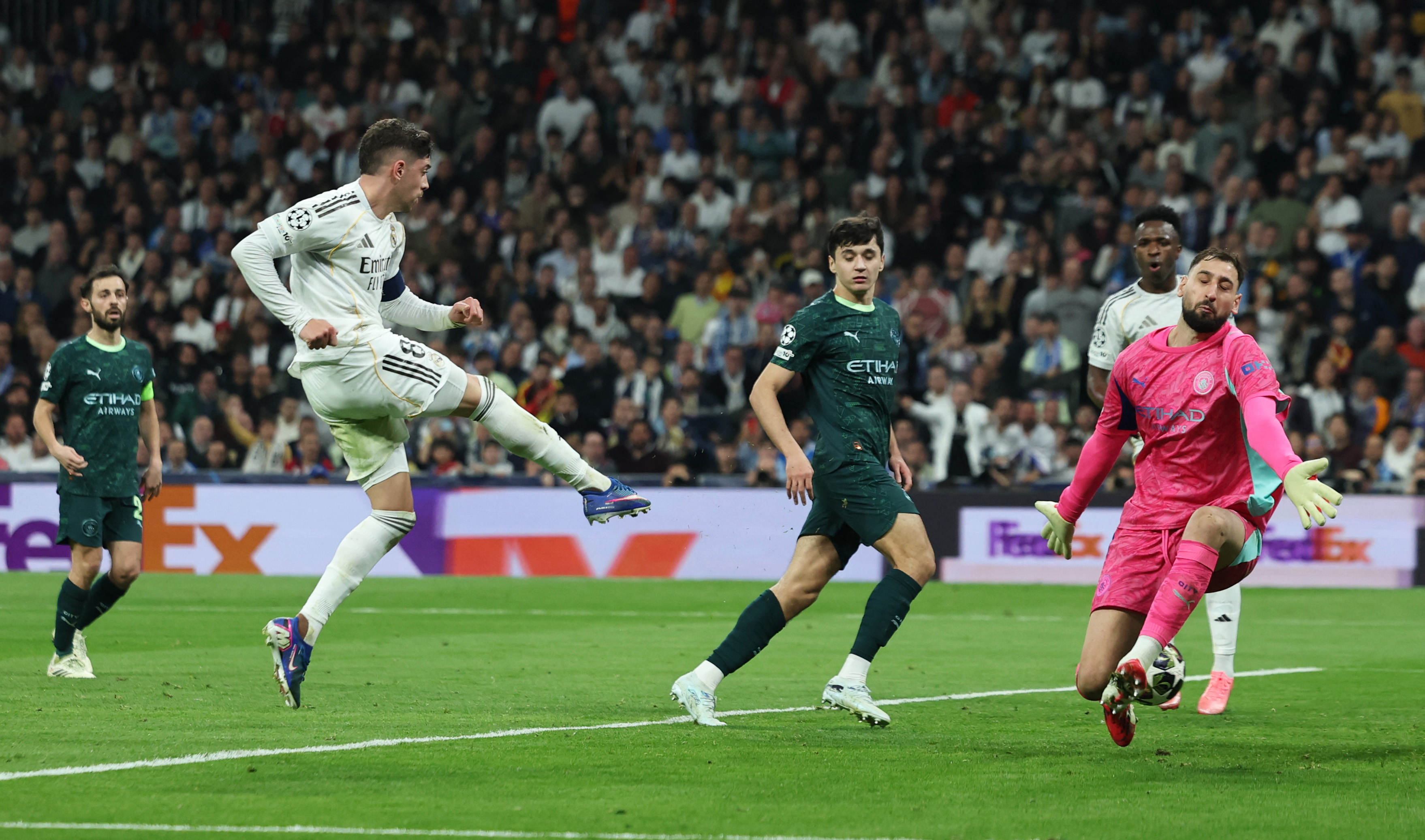 Man City thua tan nát Real Madrid vì dính 'bẫy' phản công, PSG đè bẹp  Chelsea