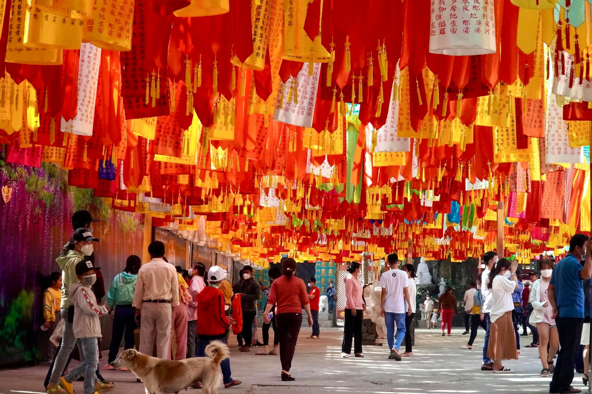 Ngôi chùa lớn nhất Cần Thơ và mái ấm cho những phận đời neo đơn - Ảnh 2.