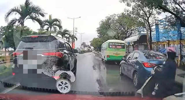 X&aacute;c minh &ocirc; t&ocirc; đi &lsquo;giật l&ugrave;i&rsquo; giữa đường, nghi g&acirc;y kh&oacute; cho xe ph&iacute;a sau- Ảnh 1.
