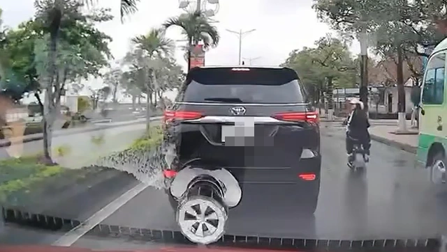 X&aacute;c minh &ocirc; t&ocirc; đi &lsquo;giật l&ugrave;i&rsquo; giữa đường, nghi g&acirc;y kh&oacute; cho xe ph&iacute;a sau- Ảnh 2.
