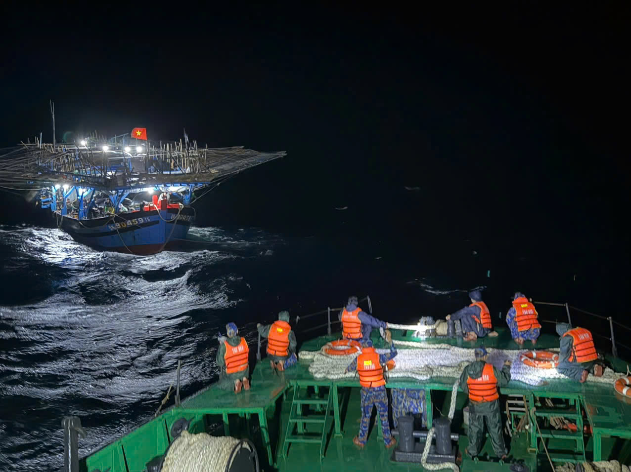 Hải qu&acirc;n xuy&ecirc;n đ&ecirc;m vượt s&oacute;ng lớn, lai dắt t&agrave;u c&aacute; Quảng Ng&atilde;i c&ugrave;ng 36 ngư d&acirc;n về bờ an to&agrave;n 
- Ảnh 2.