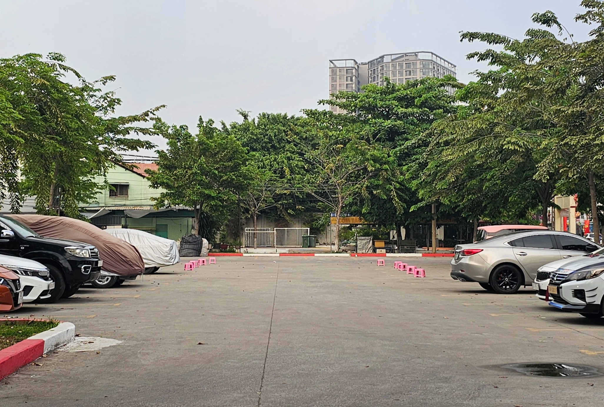 Vụ lấn chiếm bãi xe công cộng: Chủ quán nước cam kết không vi phạm năm 2026 - Ảnh 2.