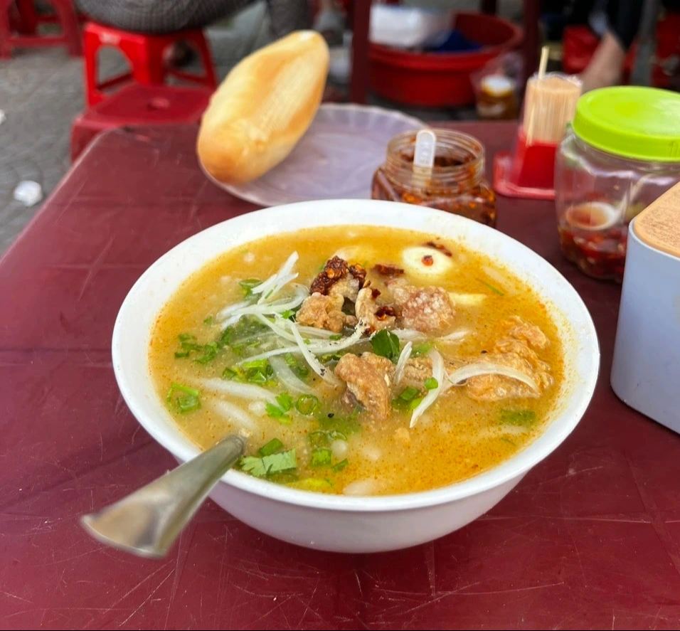 10.000 đồng ăn g&igrave; ở Huế: 'C&agrave;ng qu&eacute;t' những tọa độ ngon - bổ - rẻ- Ảnh 3.