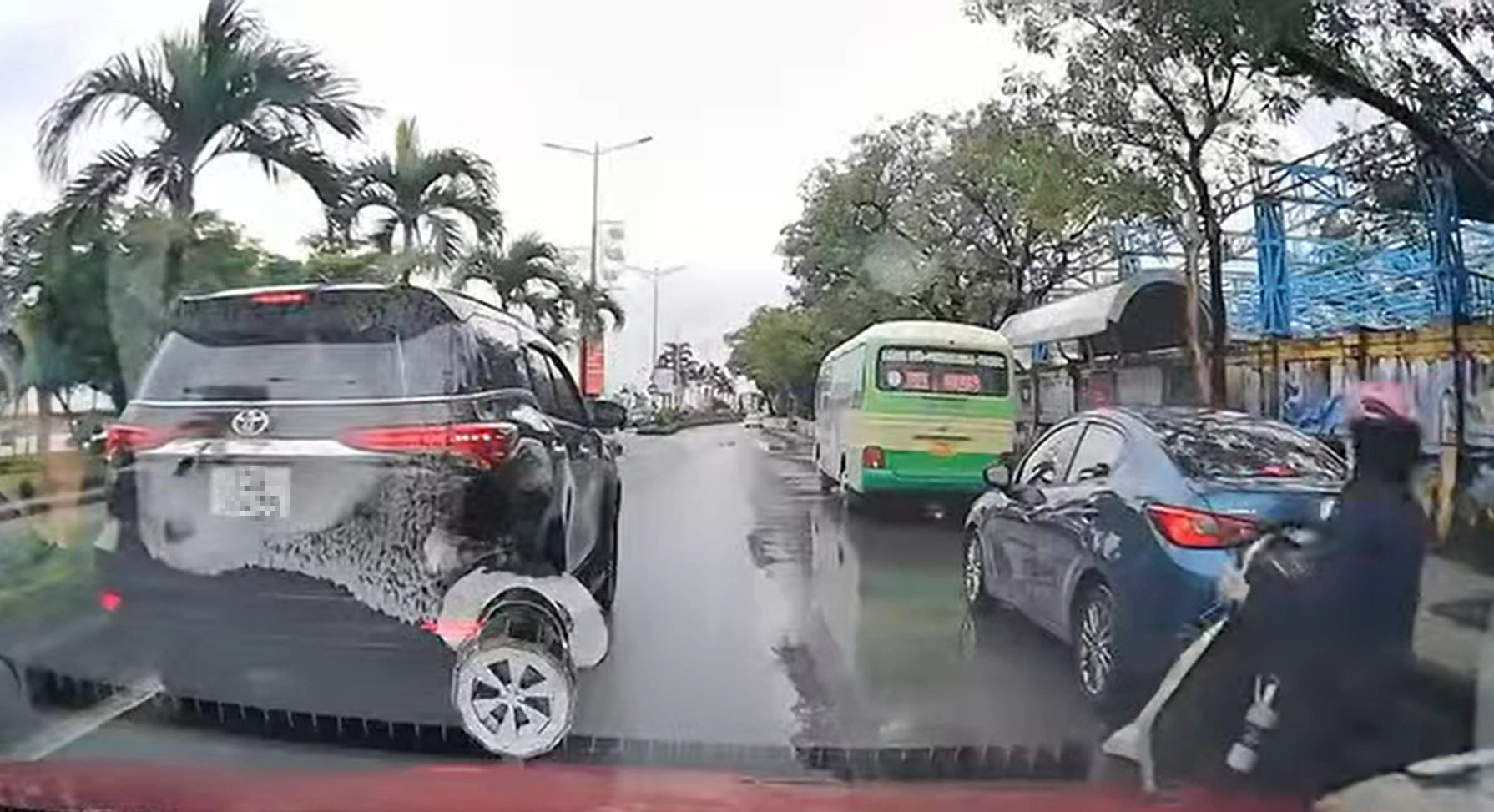 Vụ ô tô đi giật lùi ở tỉnh Quảng Trị: CSGT phạt tài xế dừng xe trái quy định, gây ùn tắc giao thông- Ảnh 1.