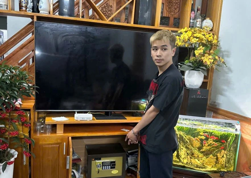 Khởi tố đối tượng trộm vàng mua iPhone 17 tặng bạn gái tại Bắc Ninh - Ảnh 1.