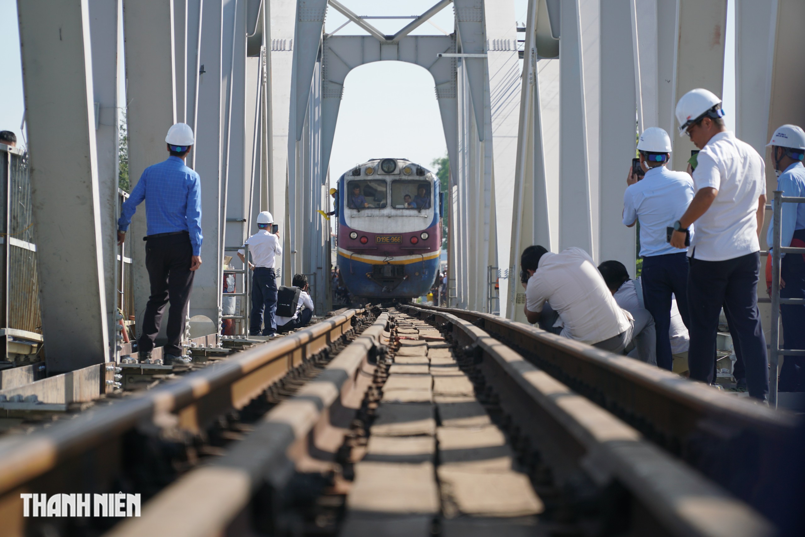 Tàu hàng gần 1.000 tấn qua cầu Ghềnh thành công, đường sắt Bắc - Nam thông tuyến - Ảnh 2.