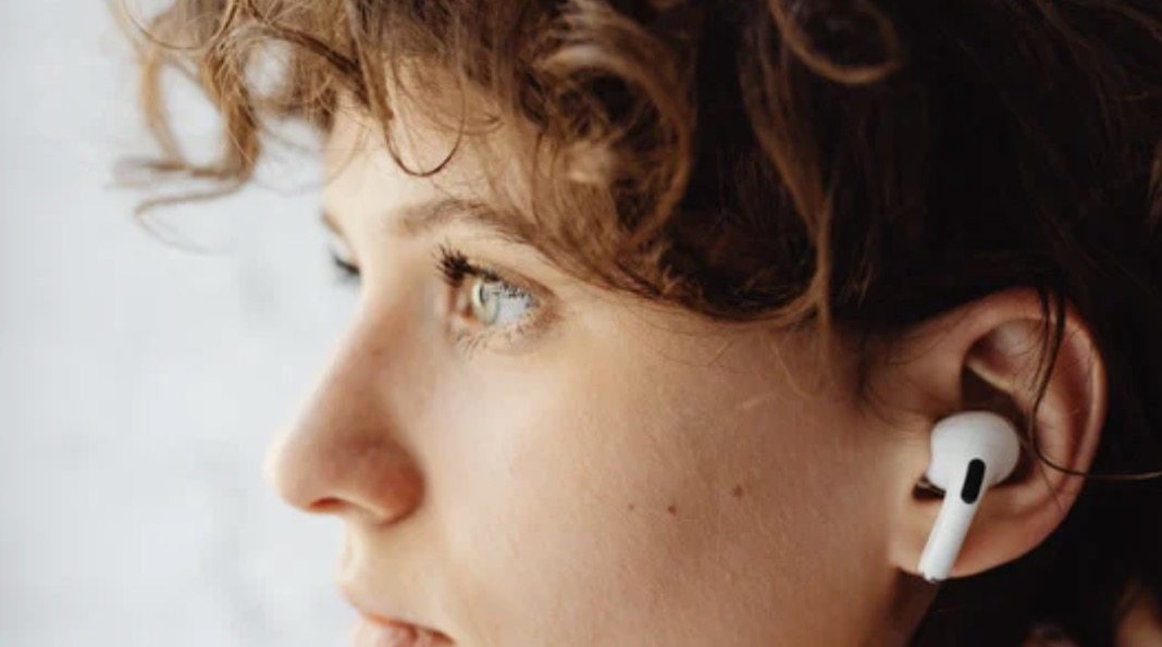 Đeo tai nghe cả ng&agrave;y: Th&oacute;i quen phổ biến nhưng tiềm ẩn nguy cơ cho th&iacute;nh lực - Ảnh 1.