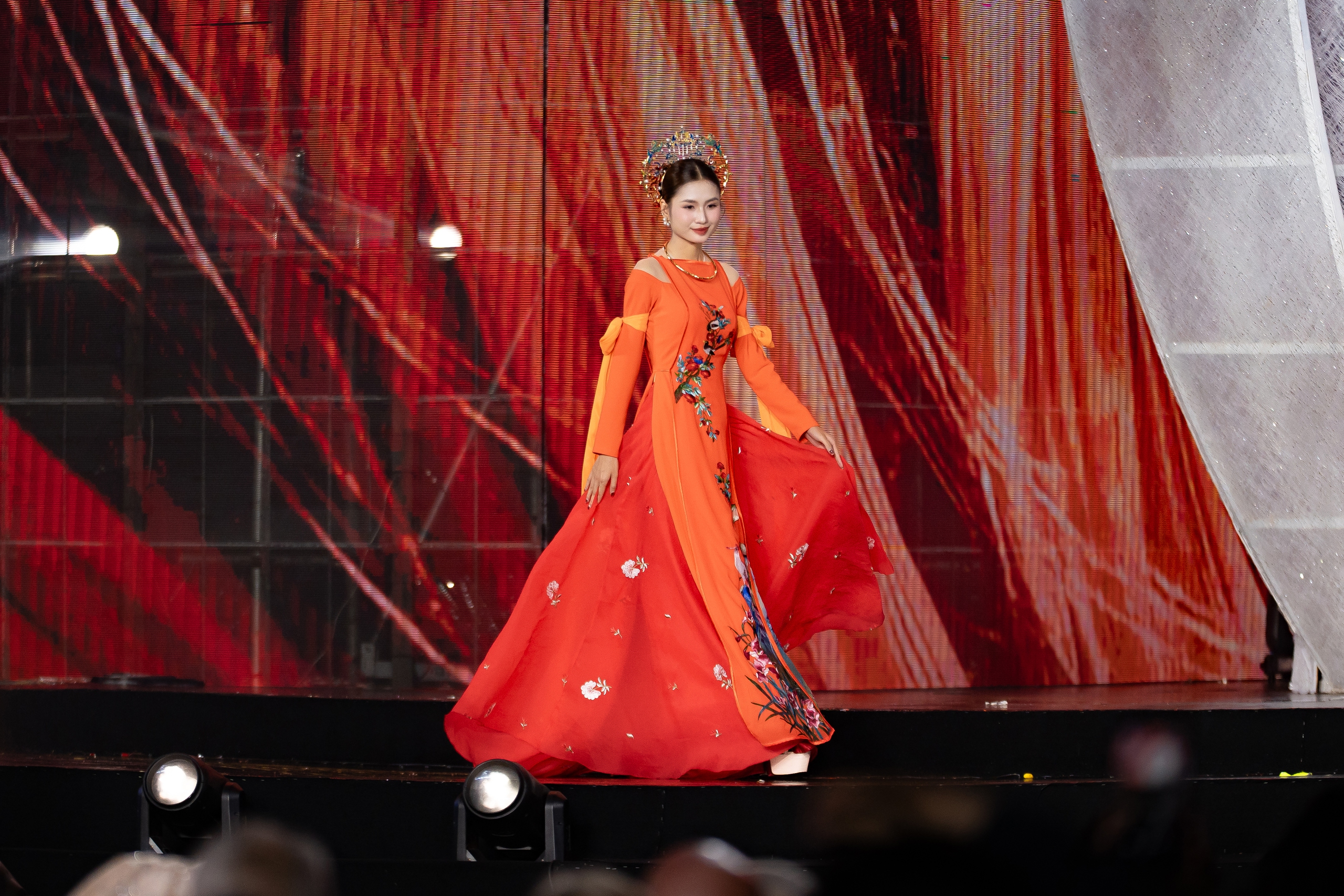 Hoa hậu M&ocirc;i trường thế giới 2023 Nguyễn Thanh H&agrave; rạng rỡ tại lễ hội &Aacute;o d&agrave;i - Ảnh 6.