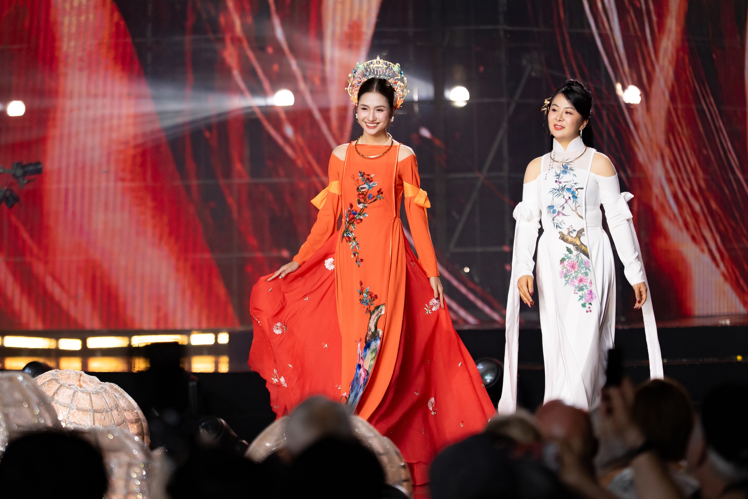 Hoa hậu M&ocirc;i trường thế giới 2023 Nguyễn Thanh H&agrave; rạng rỡ tại lễ hội &Aacute;o d&agrave;i - Ảnh 8.