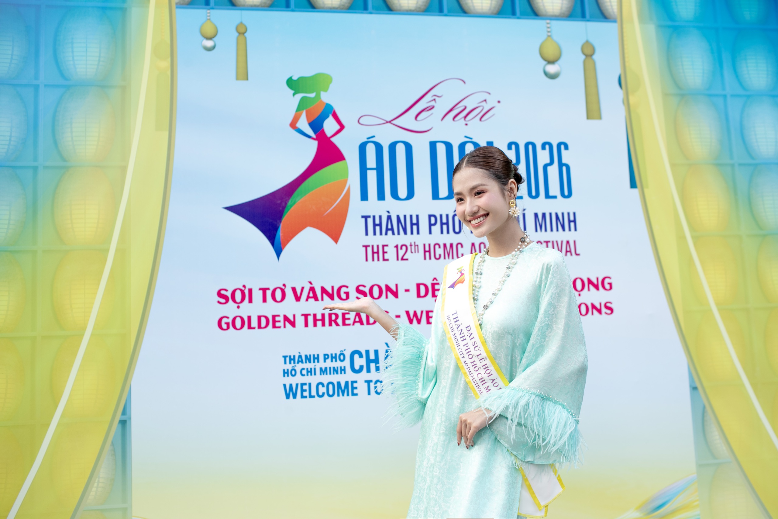 Hoa hậu M&ocirc;i trường thế giới 2023 Nguyễn Thanh H&agrave; rạng rỡ tại lễ hội &Aacute;o d&agrave;i - Ảnh 1.