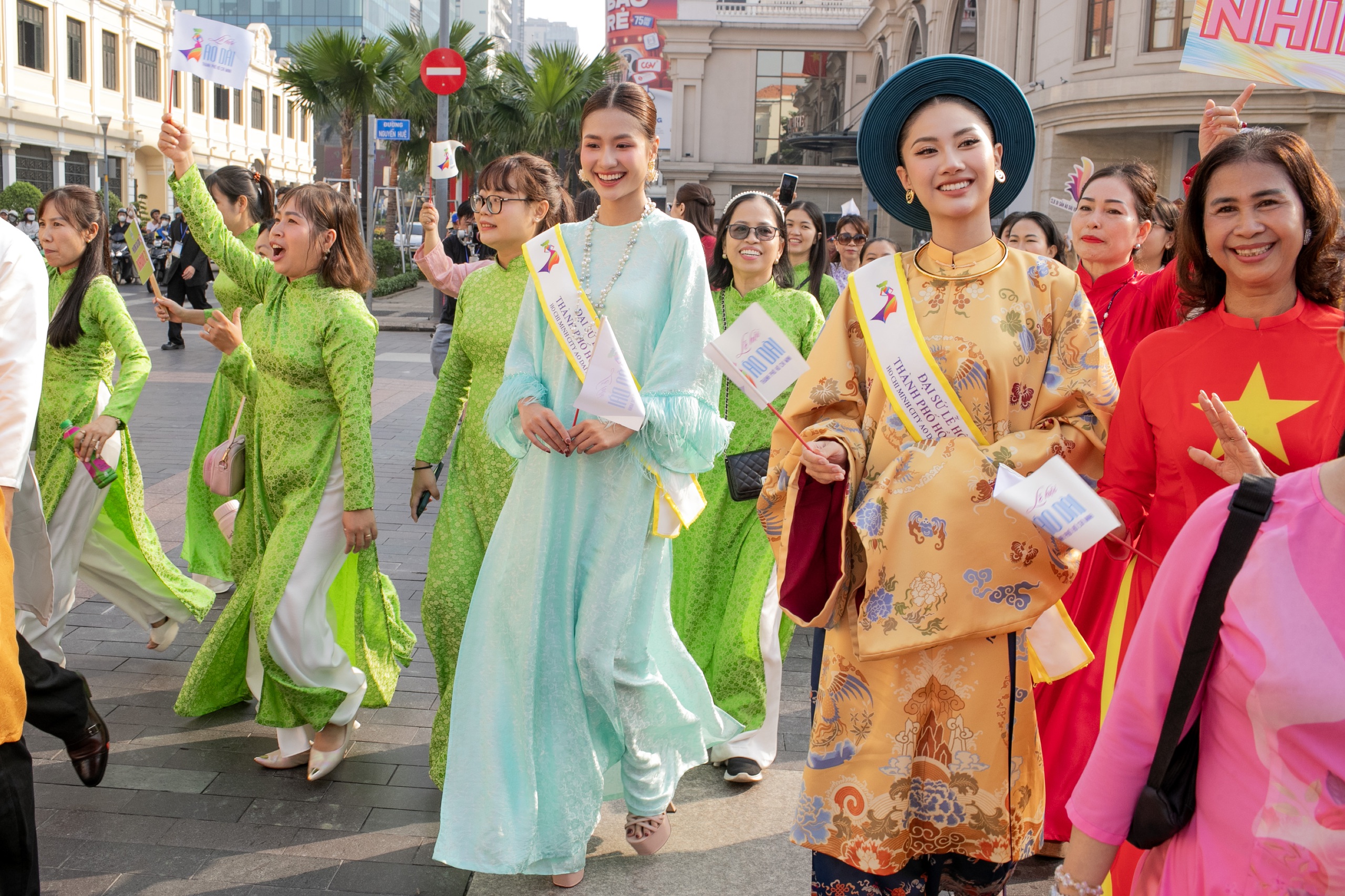 Hoa hậu M&ocirc;i trường thế giới 2023 Nguyễn Thanh H&agrave; rạng rỡ tại lễ hội &Aacute;o d&agrave;i - Ảnh 2.