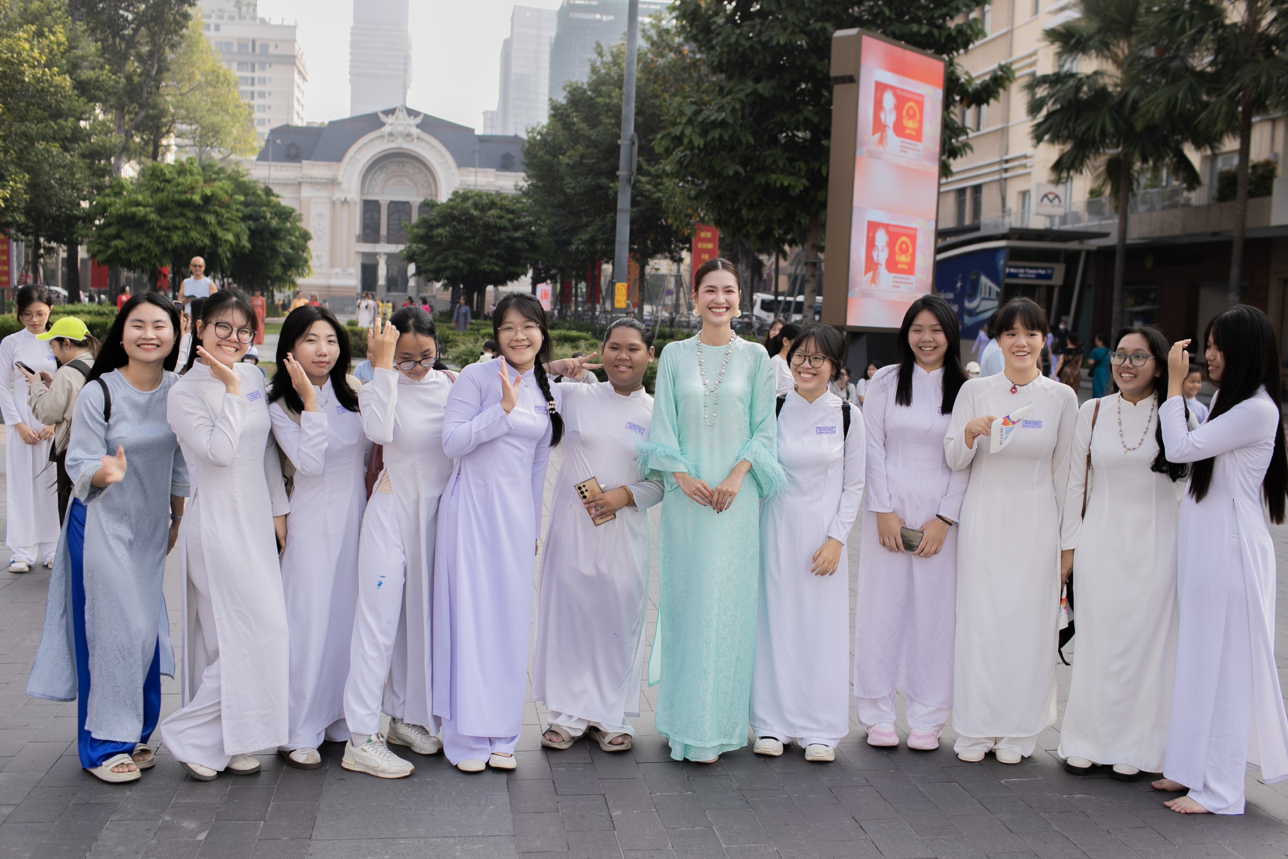 Hoa hậu M&ocirc;i trường thế giới 2023 Nguyễn Thanh H&agrave; rạng rỡ tại lễ hội &Aacute;o d&agrave;i - Ảnh 3.