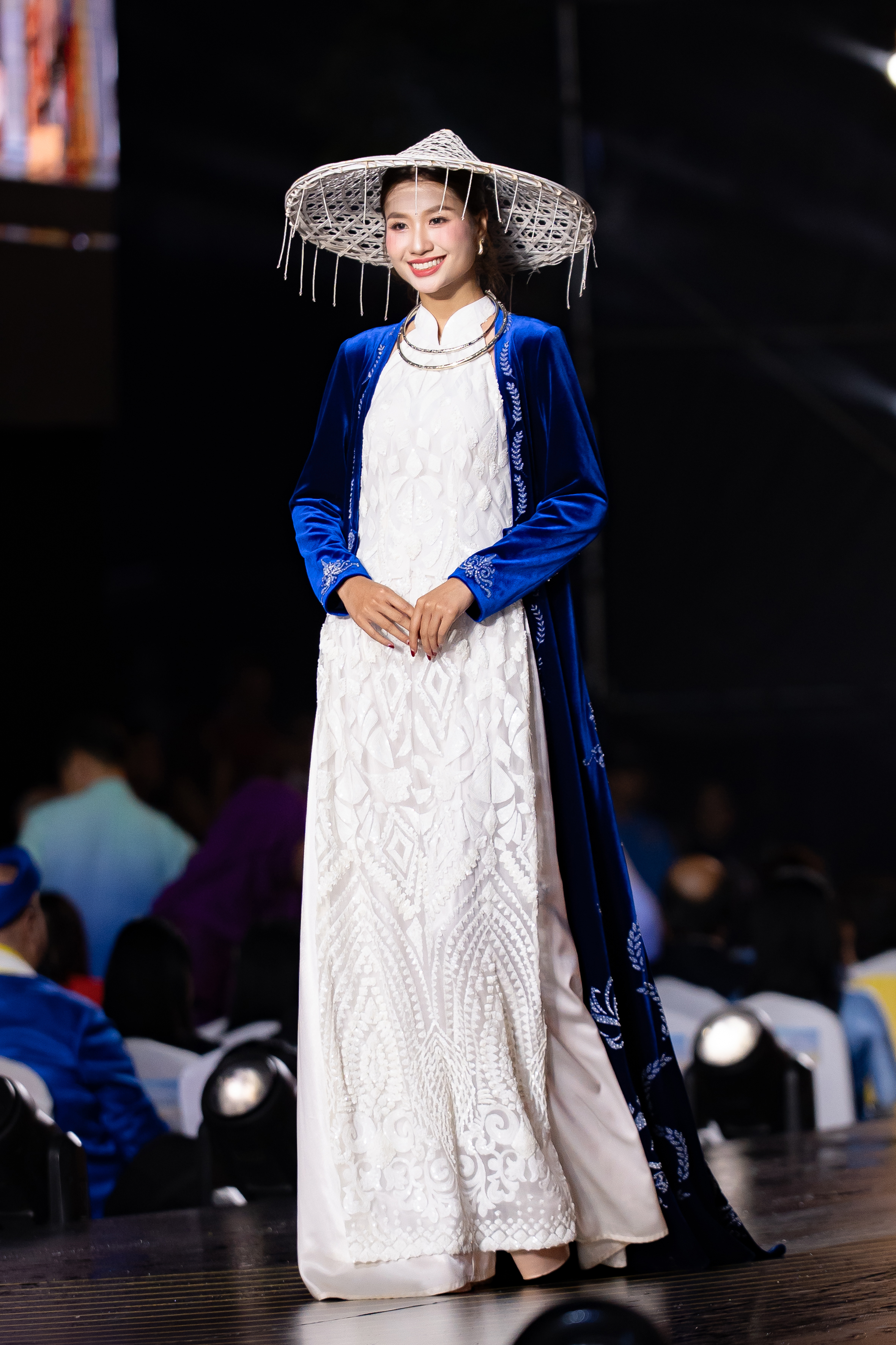 Hoa hậu M&ocirc;i trường thế giới 2023 Nguyễn Thanh H&agrave; rạng rỡ tại lễ hội &Aacute;o d&agrave;i - Ảnh 10.