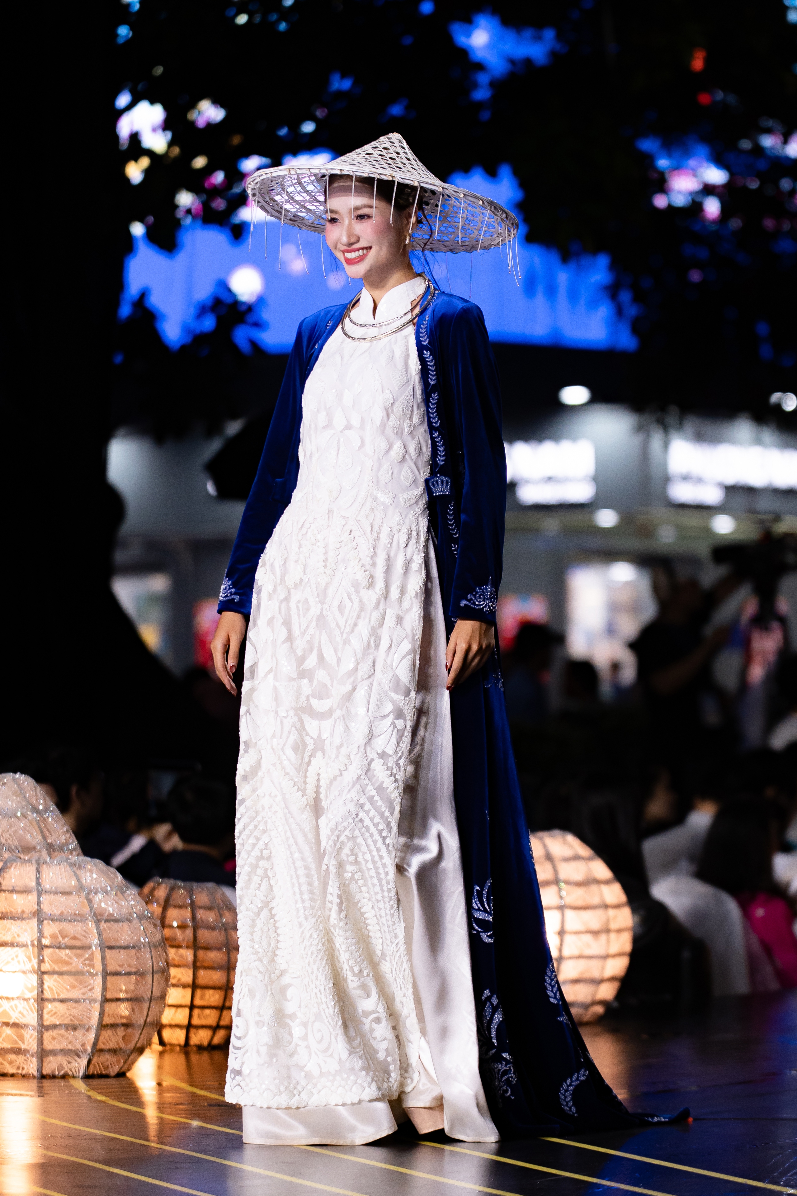 Hoa hậu M&ocirc;i trường thế giới 2023 Nguyễn Thanh H&agrave; rạng rỡ tại lễ hội &Aacute;o d&agrave;i - Ảnh 11.