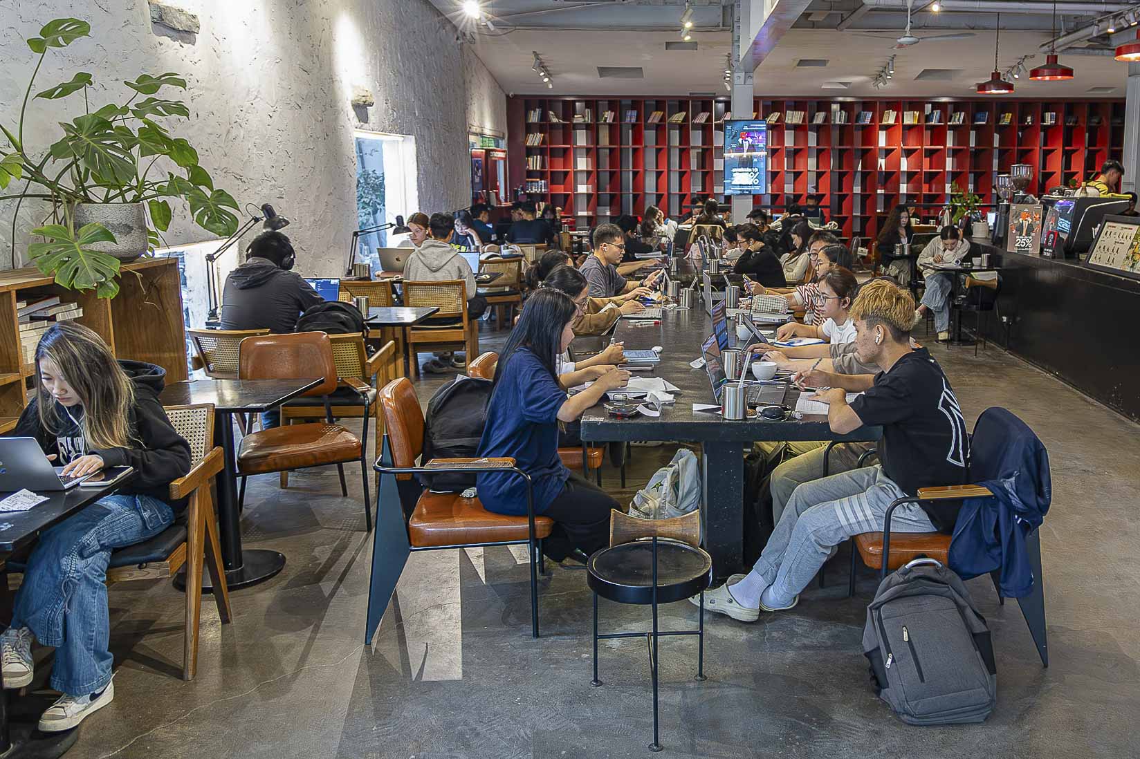 Gi&aacute; xăng tăng cao 2026 , người d&acirc;n xoay xở với chi ti&ecirc;u h&agrave;ng ng&agrave;y - Ảnh 11.