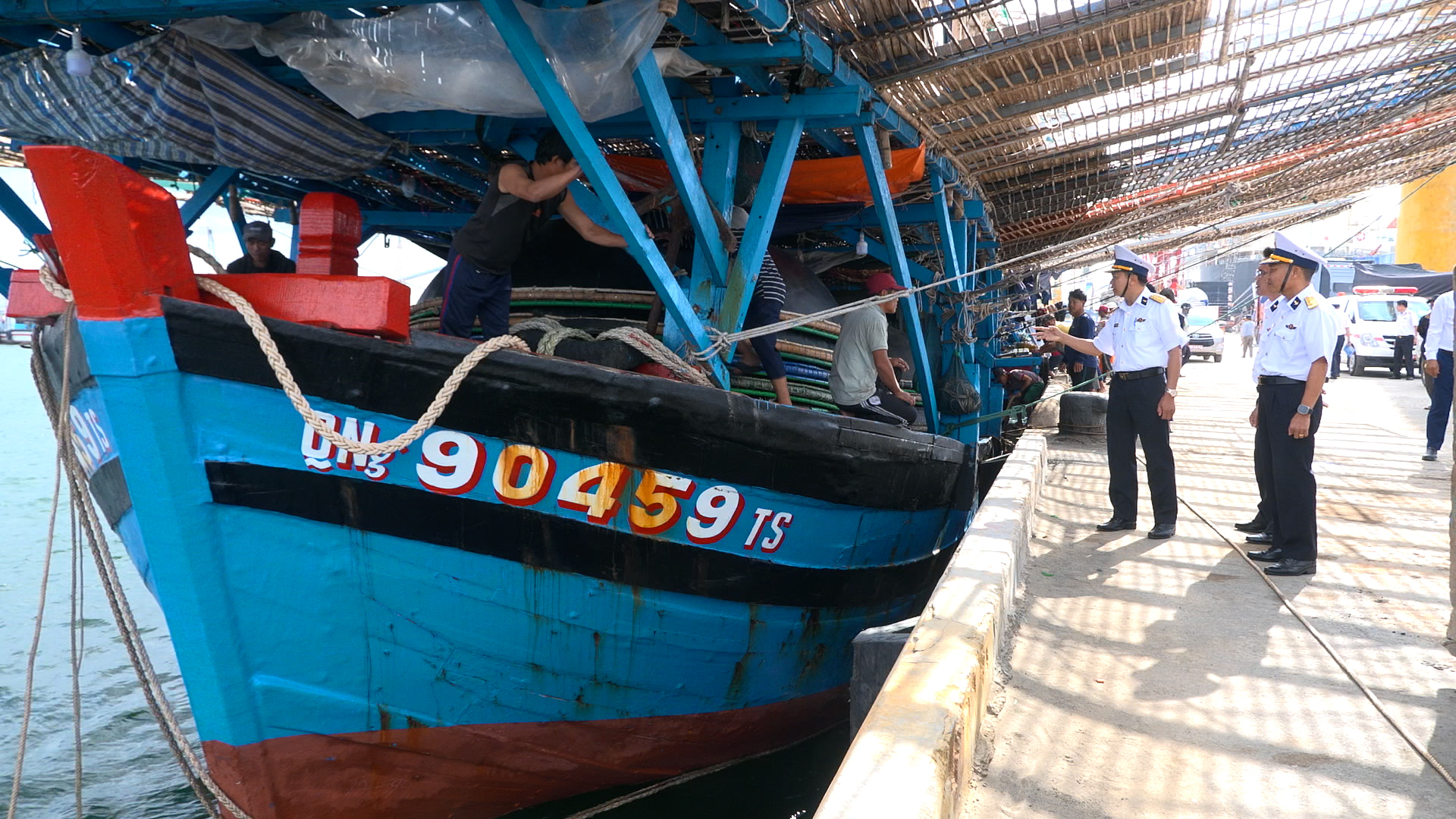 Hải qu&acirc;n xuy&ecirc;n đ&ecirc;m vượt s&oacute;ng lớn, lai dắt t&agrave;u c&aacute; Quảng Ng&atilde;i c&ugrave;ng 36 ngư d&acirc;n về bờ an to&agrave;n 
- Ảnh 4.