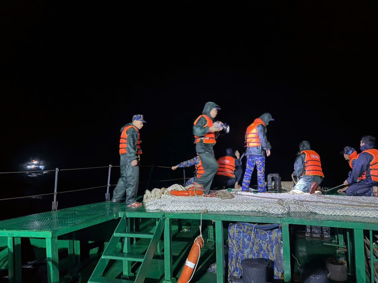 Hải qu&acirc;n xuy&ecirc;n đ&ecirc;m vượt s&oacute;ng lớn, lai dắt t&agrave;u c&aacute; Quảng Ng&atilde;i c&ugrave;ng 36 ngư d&acirc;n về bờ an to&agrave;n 
- Ảnh 1.