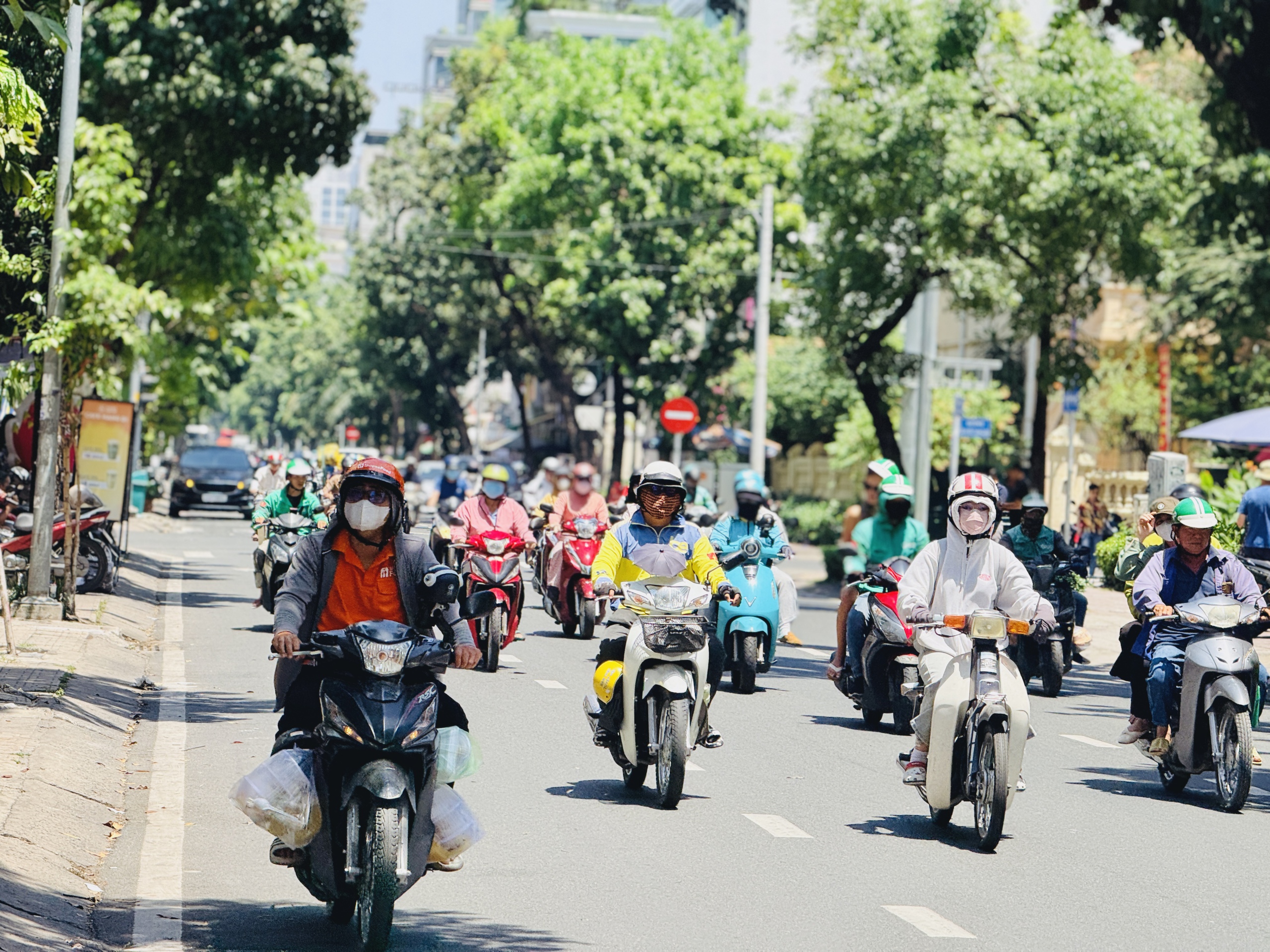 Thời tiết TP.HCM nắng nóng, người dân che kín từ đầu đến chân khi ra đường