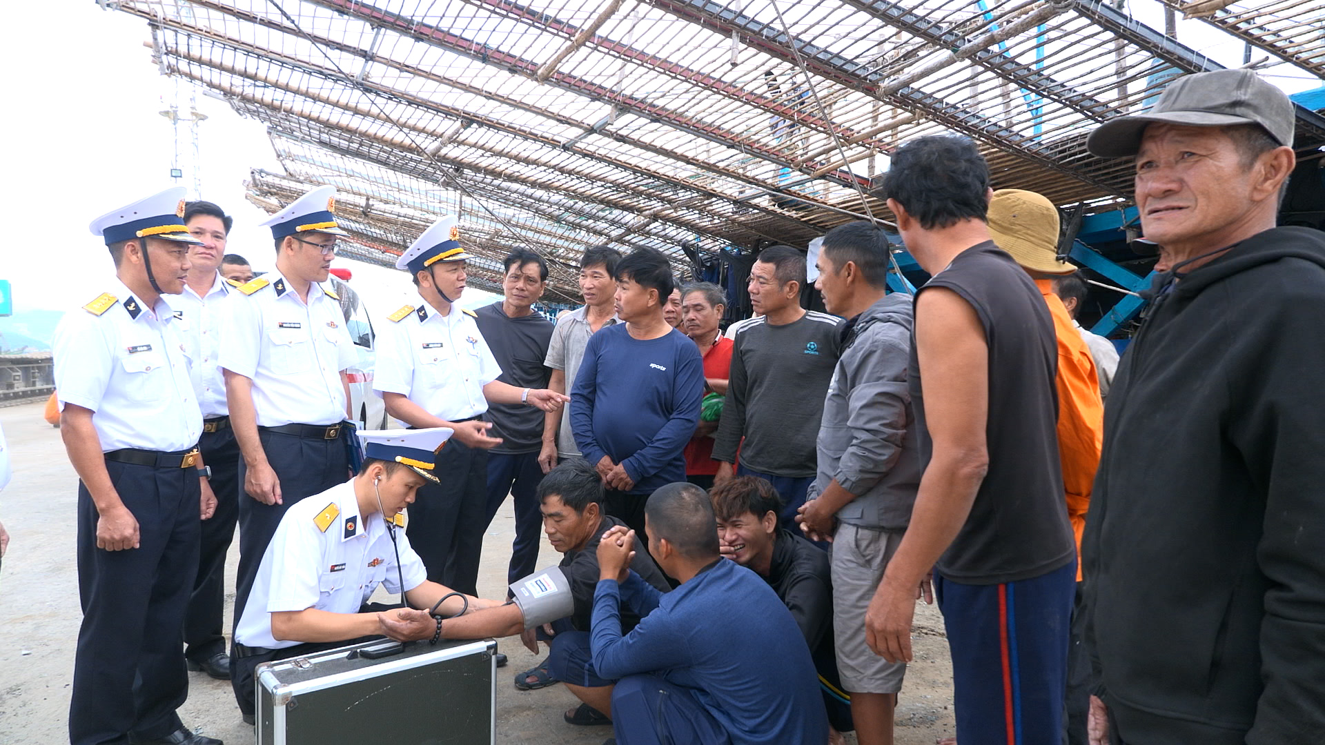 Hải qu&acirc;n xuy&ecirc;n đ&ecirc;m vượt s&oacute;ng lớn, lai dắt t&agrave;u c&aacute; Quảng Ng&atilde;i c&ugrave;ng 36 ngư d&acirc;n về bờ an to&agrave;n 
- Ảnh 5.