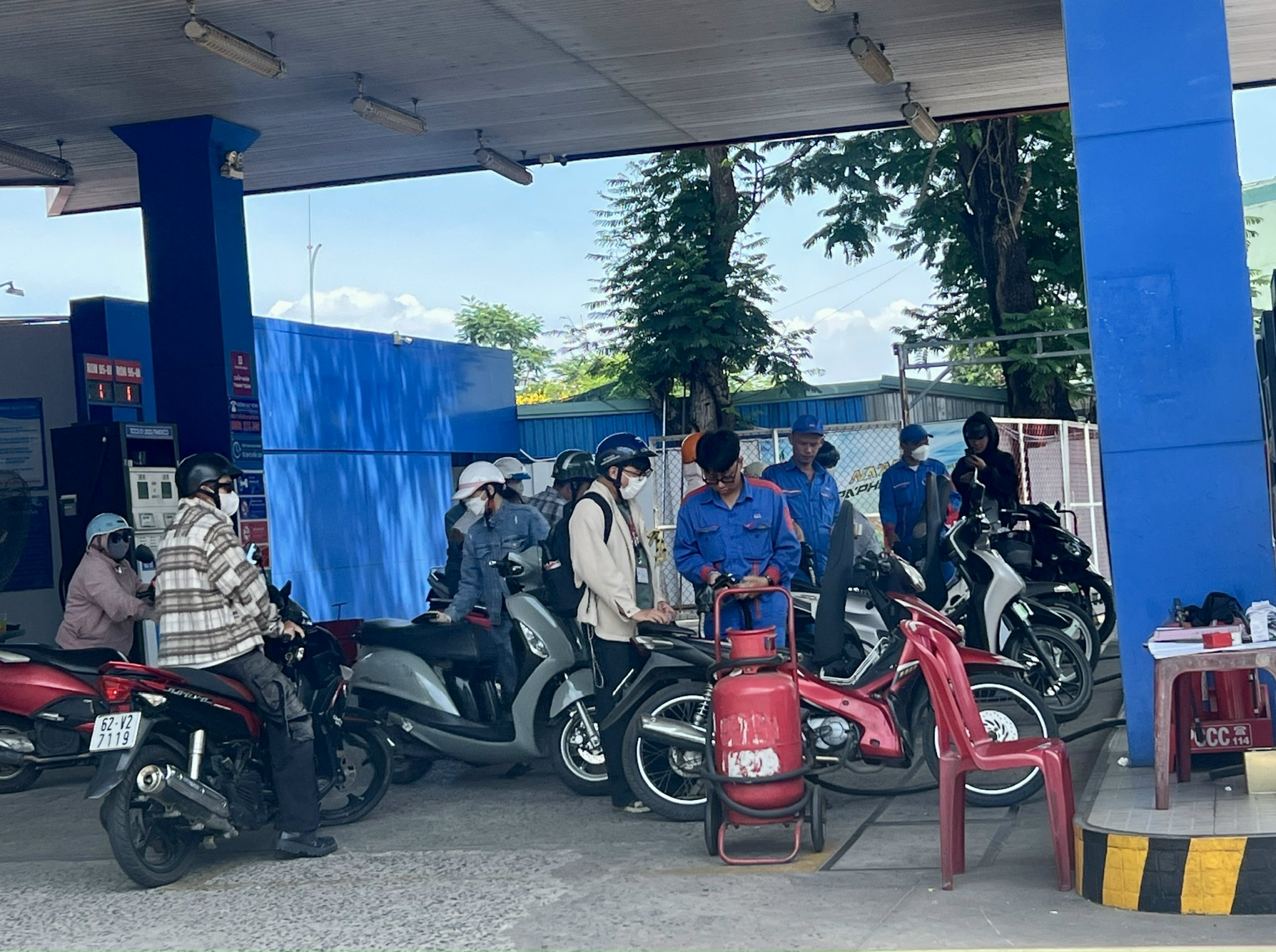 Gi&aacute; xăng tăng: 'Nếu chạm mốc 30.000 đồng/l&iacute;t t&ocirc;i sẽ đạp xe đi l&agrave;m' - Ảnh 2.