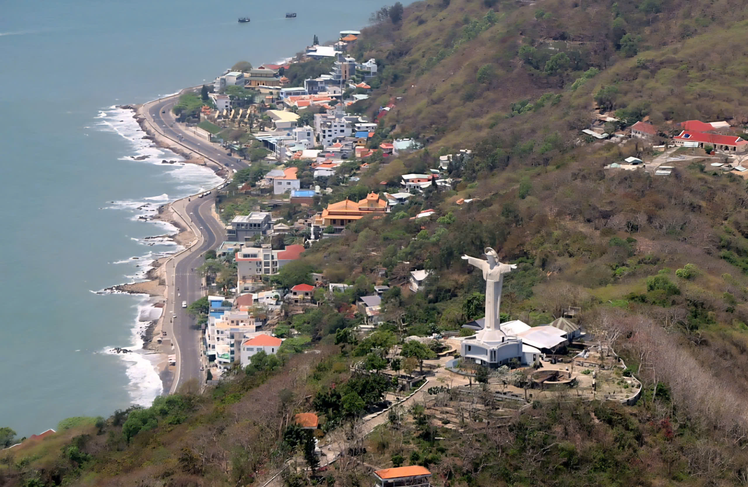 Du kh&aacute;ch hồi hộp ngắm cảnh biển TP.HCM từ trực thăng - Ảnh 1.