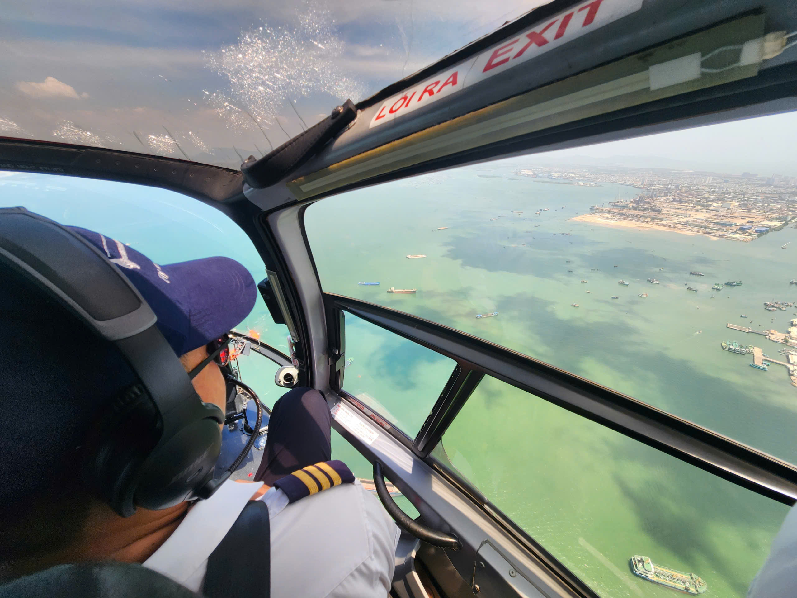 Du kh&aacute;ch hồi hộp ngắm cảnh biển TP.HCM từ trực thăng - Ảnh 4.