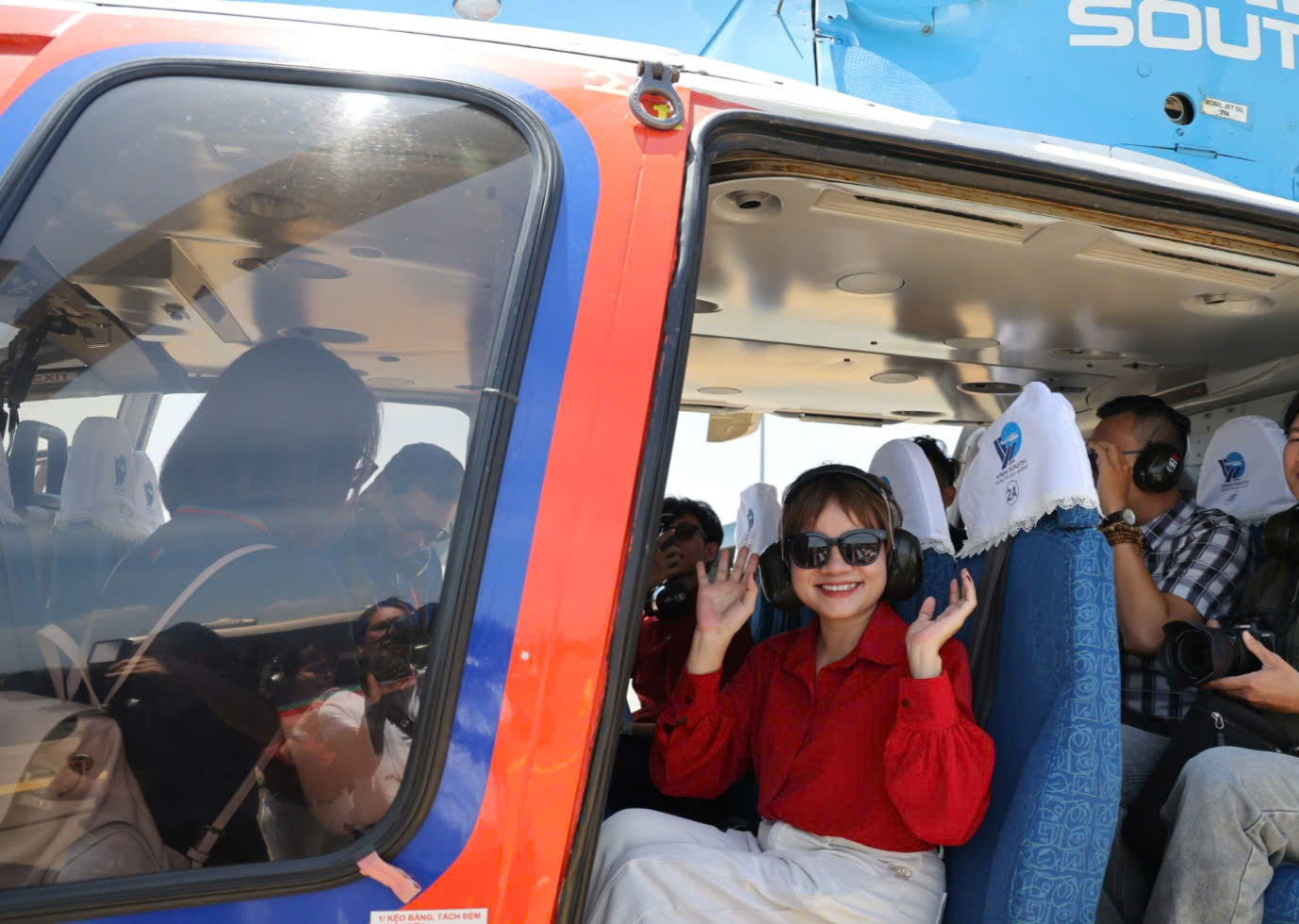 Du kh&aacute;ch hồi hộp ngắm cảnh biển TP.HCM từ trực thăng - Ảnh 5.