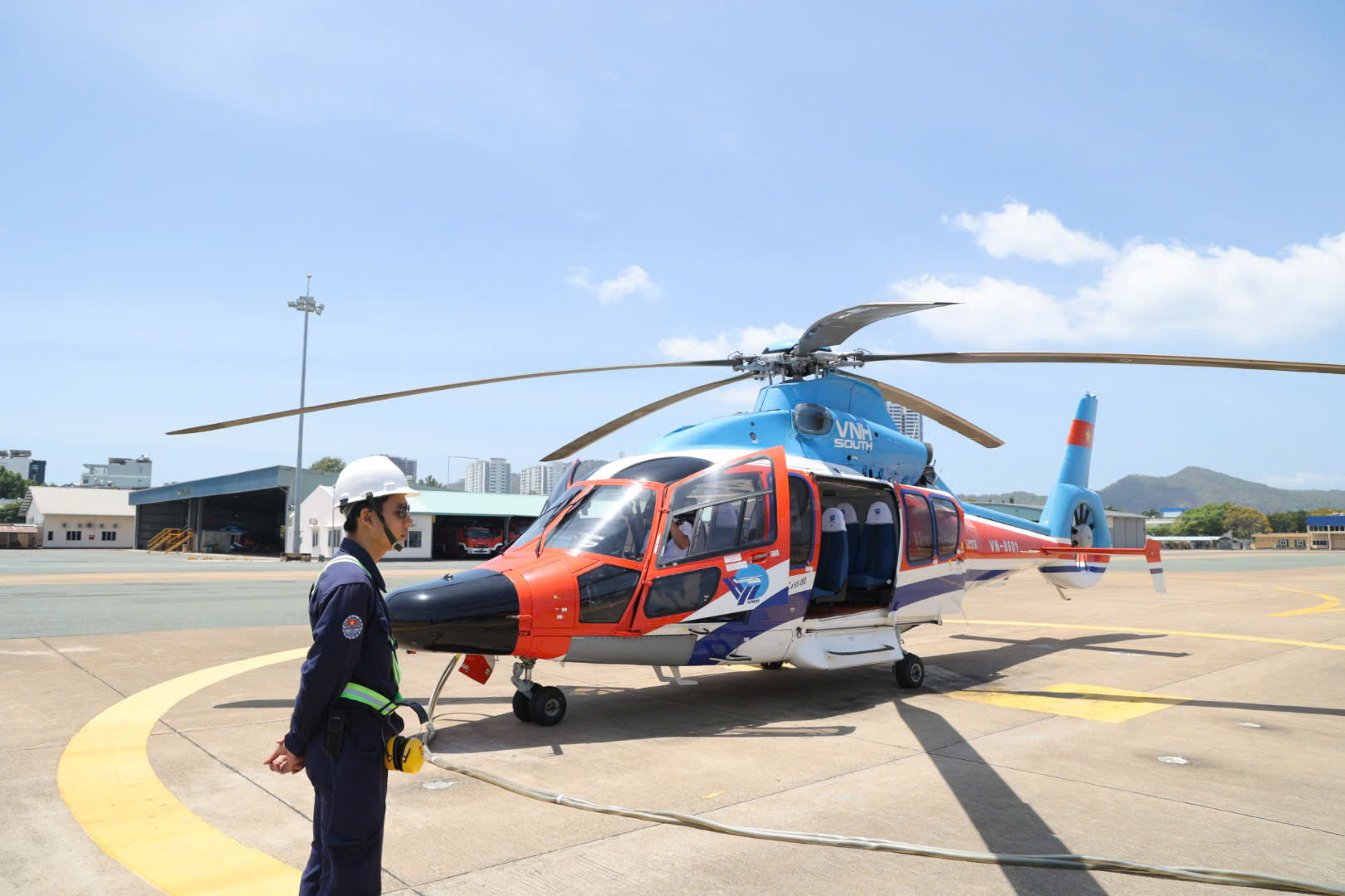 Du kh&aacute;ch hồi hộp ngắm cảnh biển TP.HCM từ trực thăng - Ảnh 6.