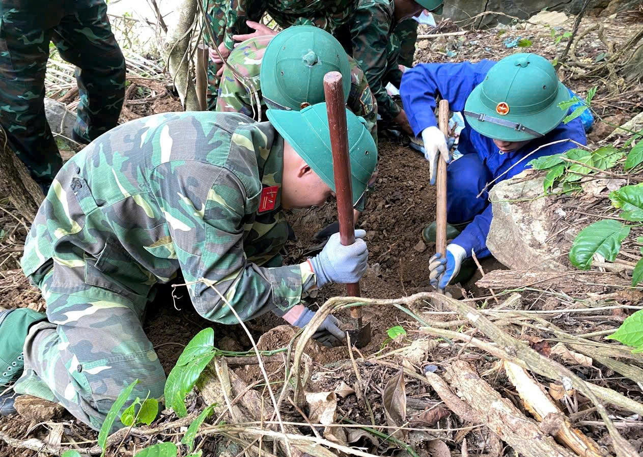 Quảng Trị: Phát hiện hài cốt liệt sĩ gần hang đá cùng nhiều di vật - Ảnh 1.