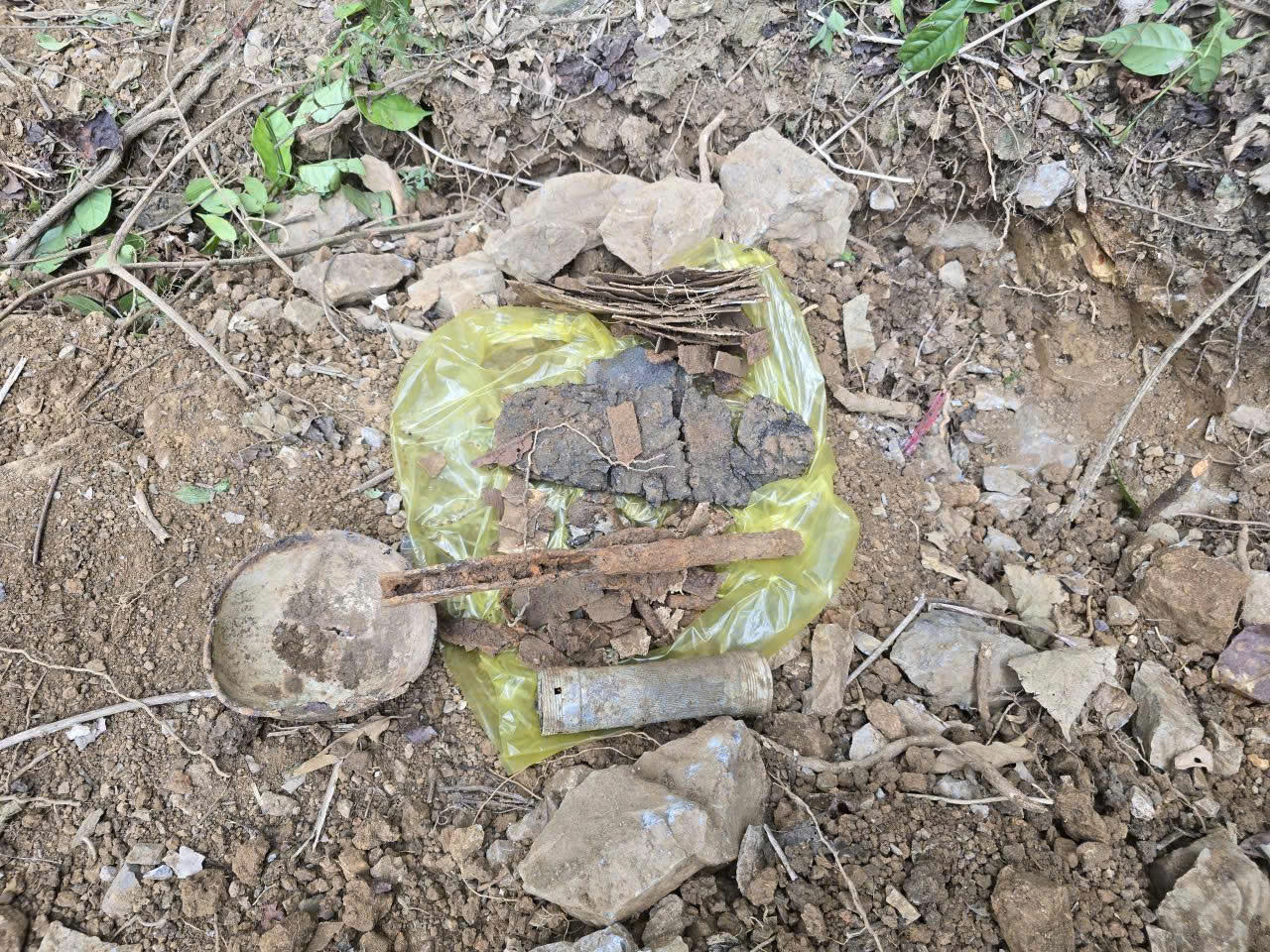 Quảng Trị: Phát hiện hài cốt liệt sĩ gần hang đá cùng nhiều di vật - Ảnh 2.