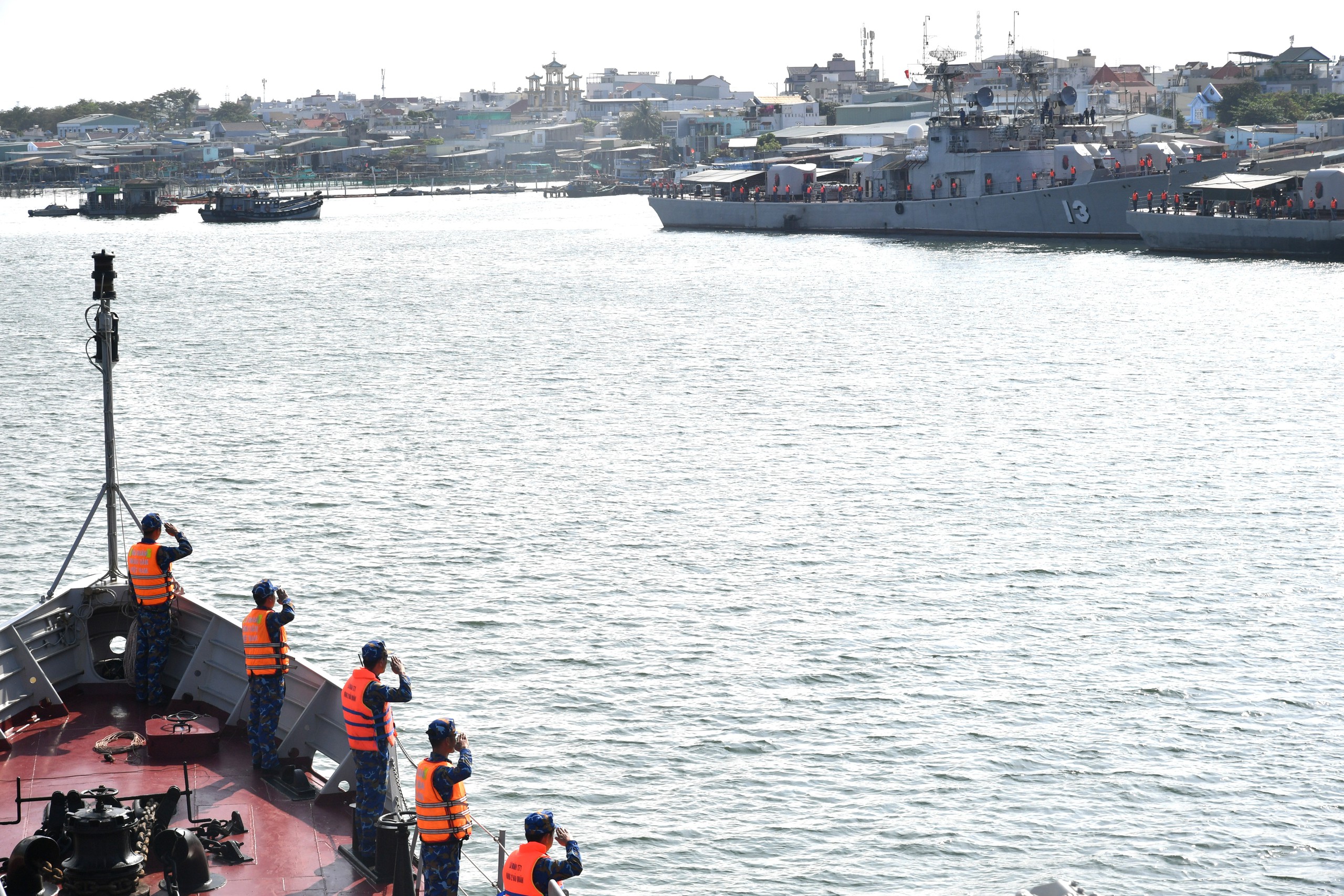 Tàu hộ vệ săn ngầm 17 cập cảng, hoàn thành diễn tập Hải quân ở Ấn Độ- Ảnh 1.