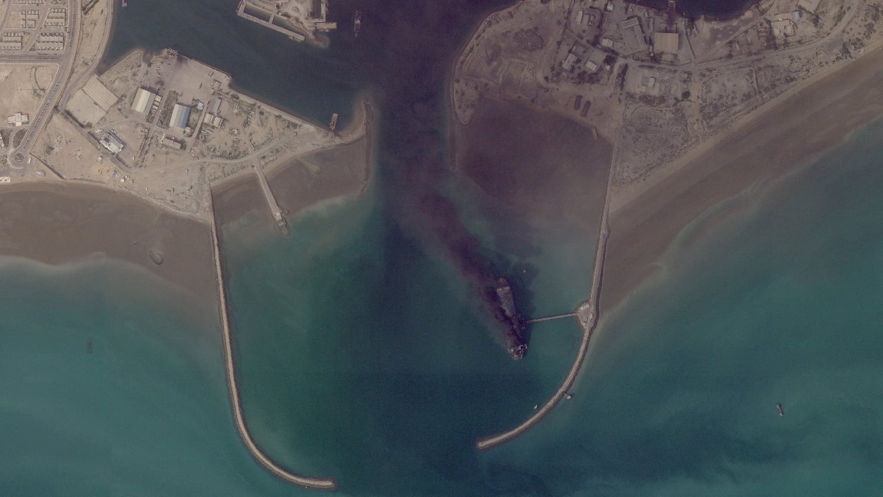 Tàu chiến liên tiếp bị đánh, Iran còn 'lá bài' nào cho sức mạnh biển? - Ảnh 2.